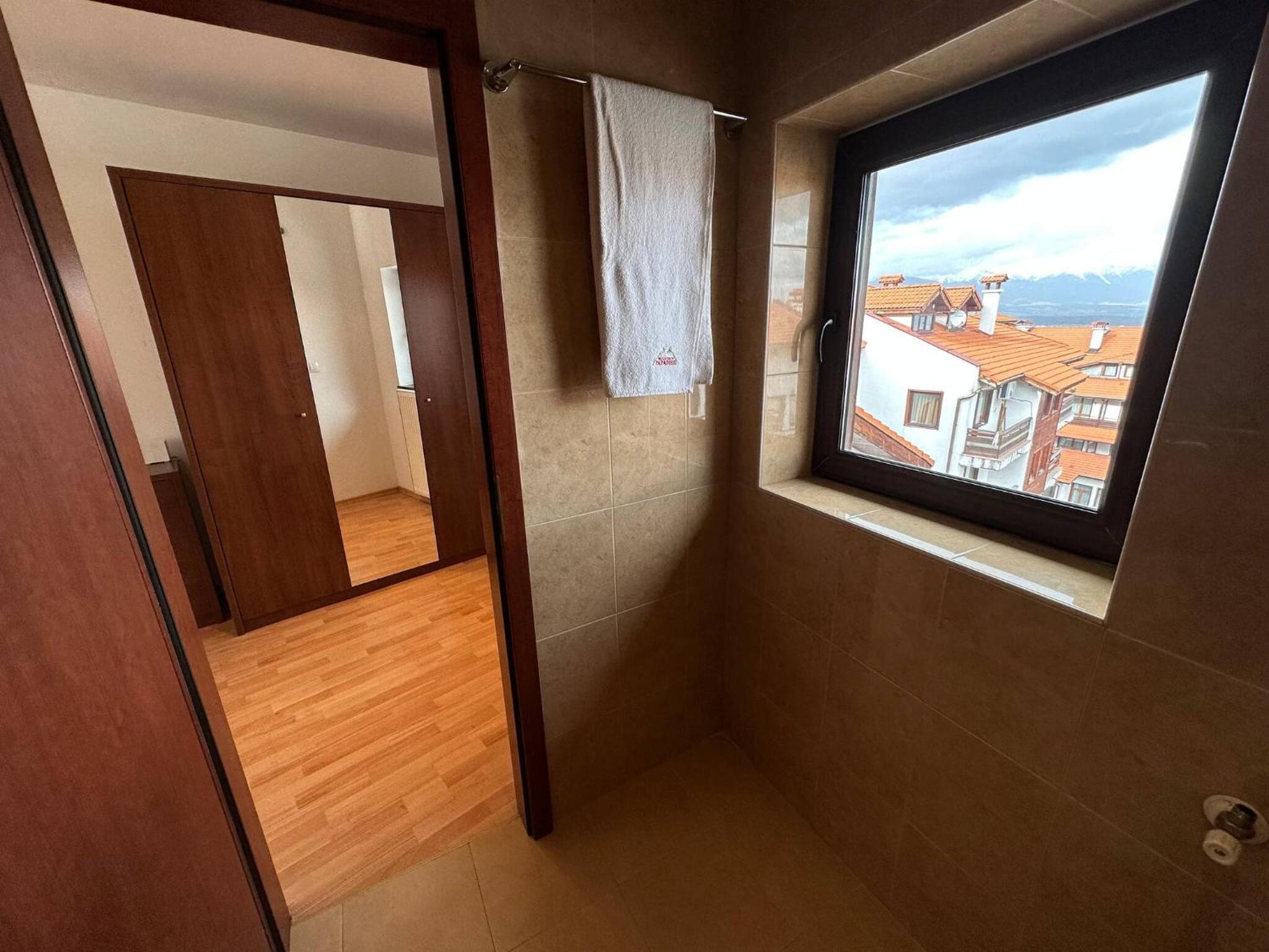 South Facing Bright Mountain View Penthouse - 2 balconies, 300mbps WIFI, washer
