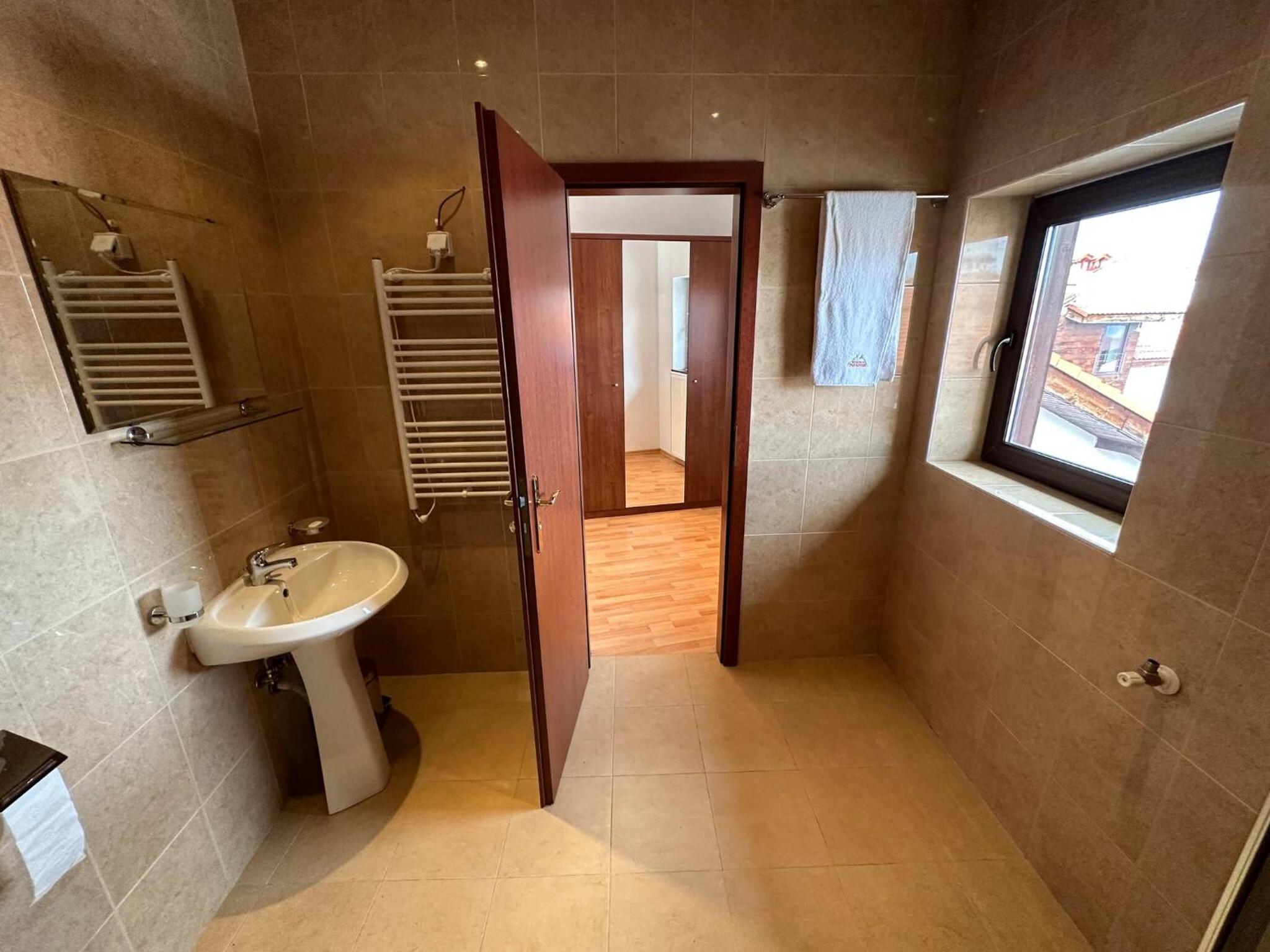 South Facing Bright Mountain View Penthouse - 2 balconies, 300mbps WIFI, washer