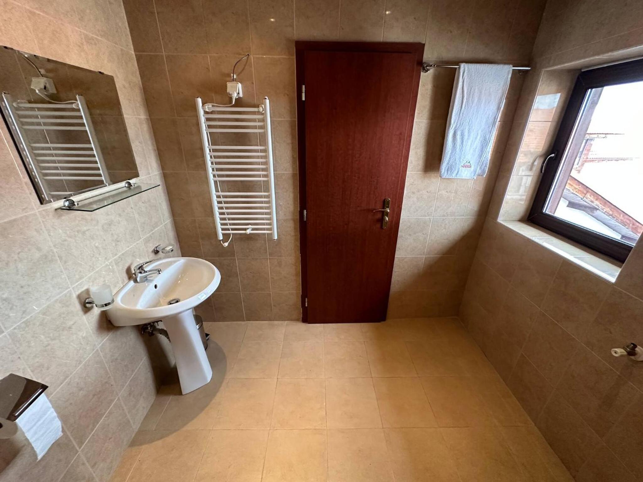 South Facing Bright Mountain View Penthouse - 2 balconies, 300mbps WIFI, washer