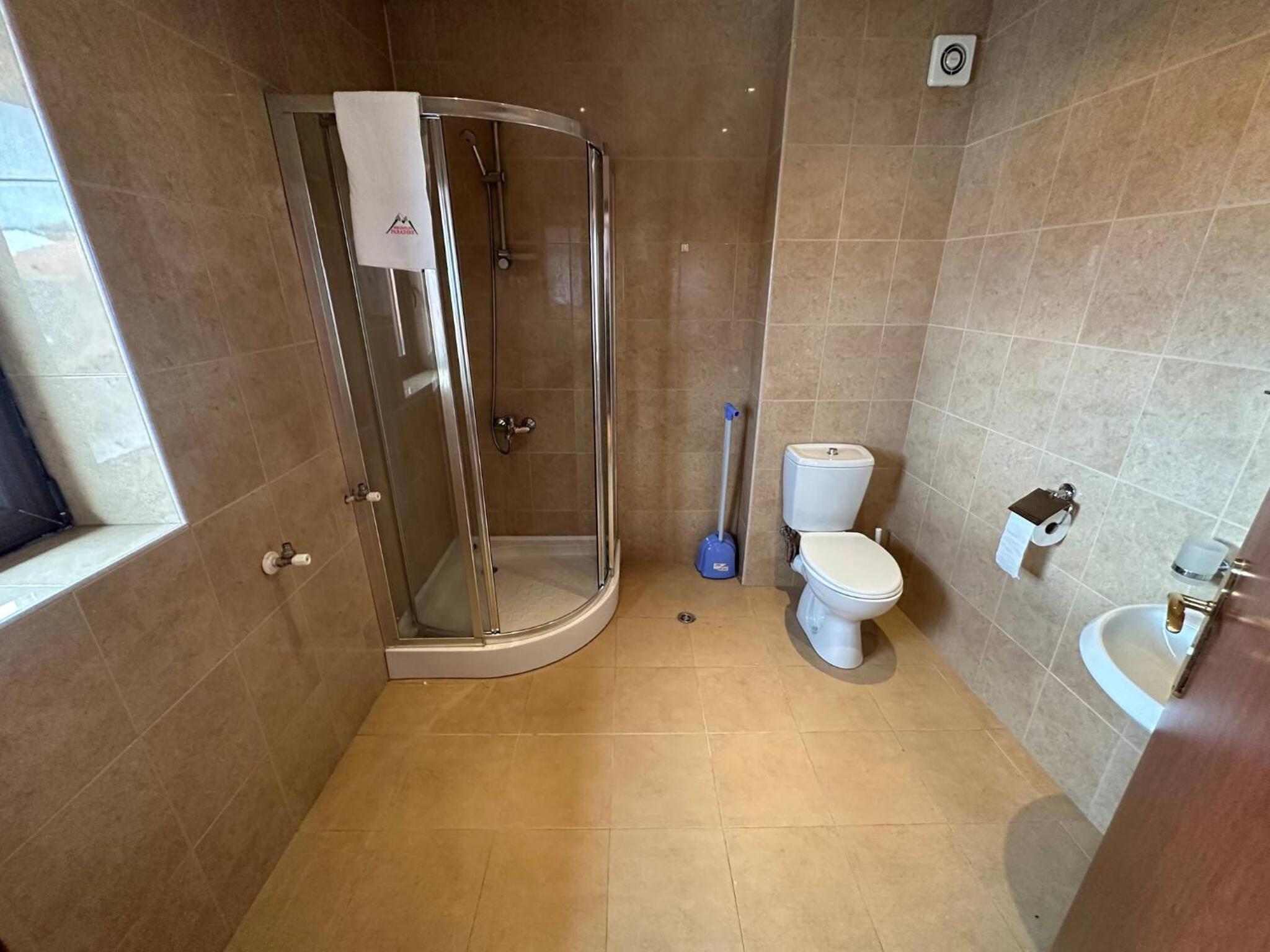 South Facing Bright Mountain View Penthouse - 2 balconies, 300mbps WIFI, washer