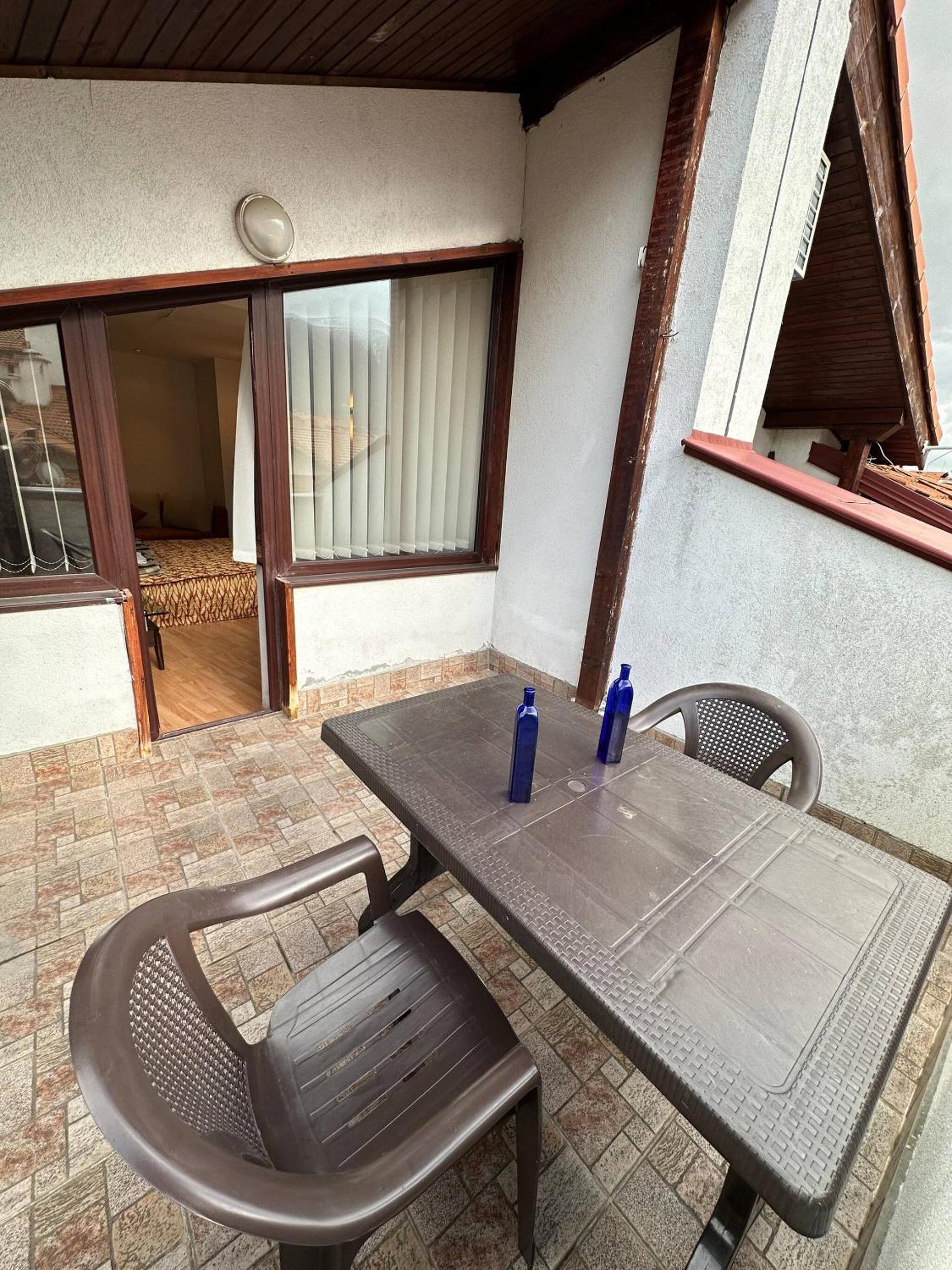 South Facing Bright Mountain View Penthouse - 2 balconies, 300mbps WIFI, washer