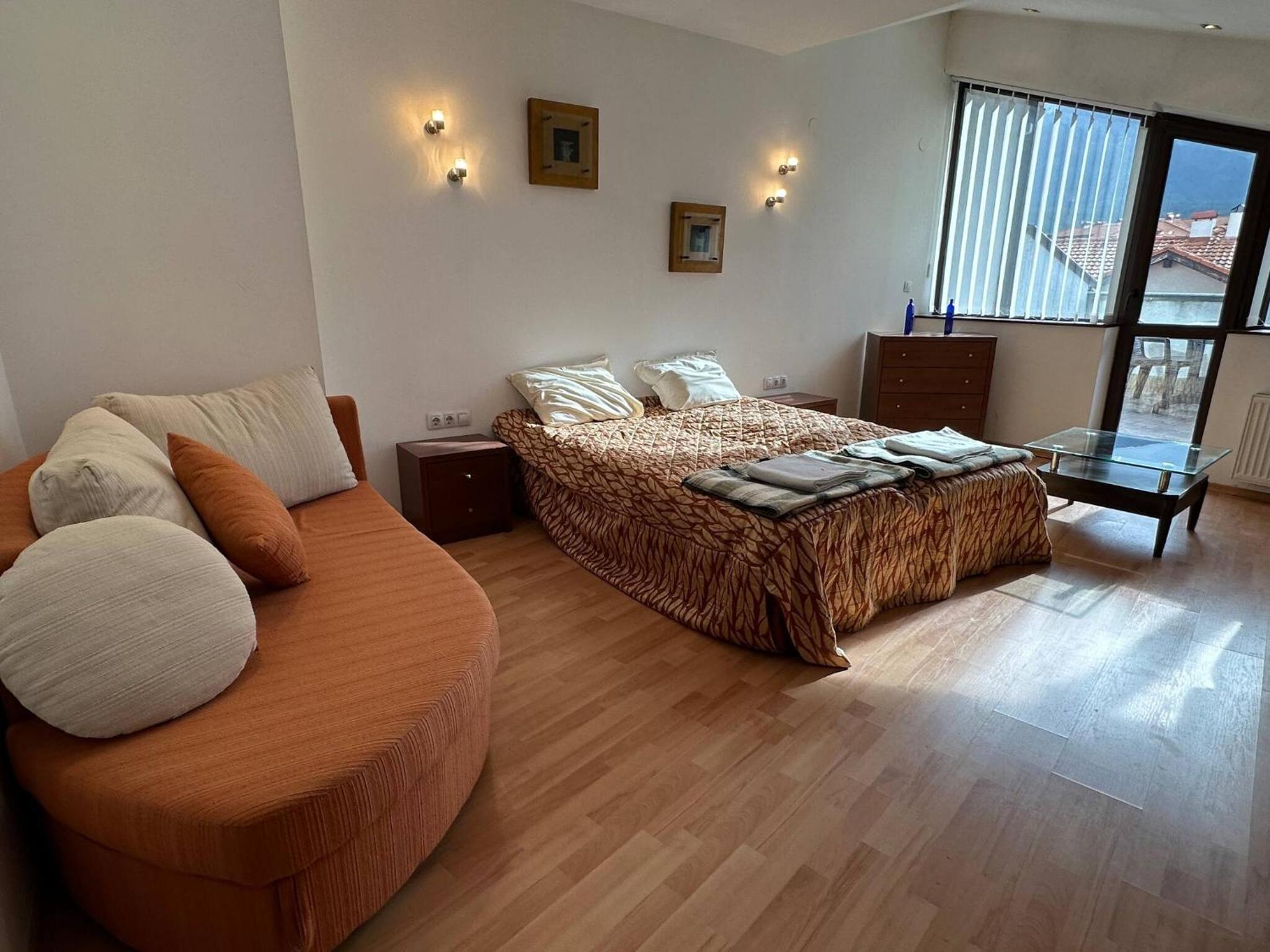 South Facing Bright Mountain View Penthouse - 2 balconies, 300mbps WIFI, washer