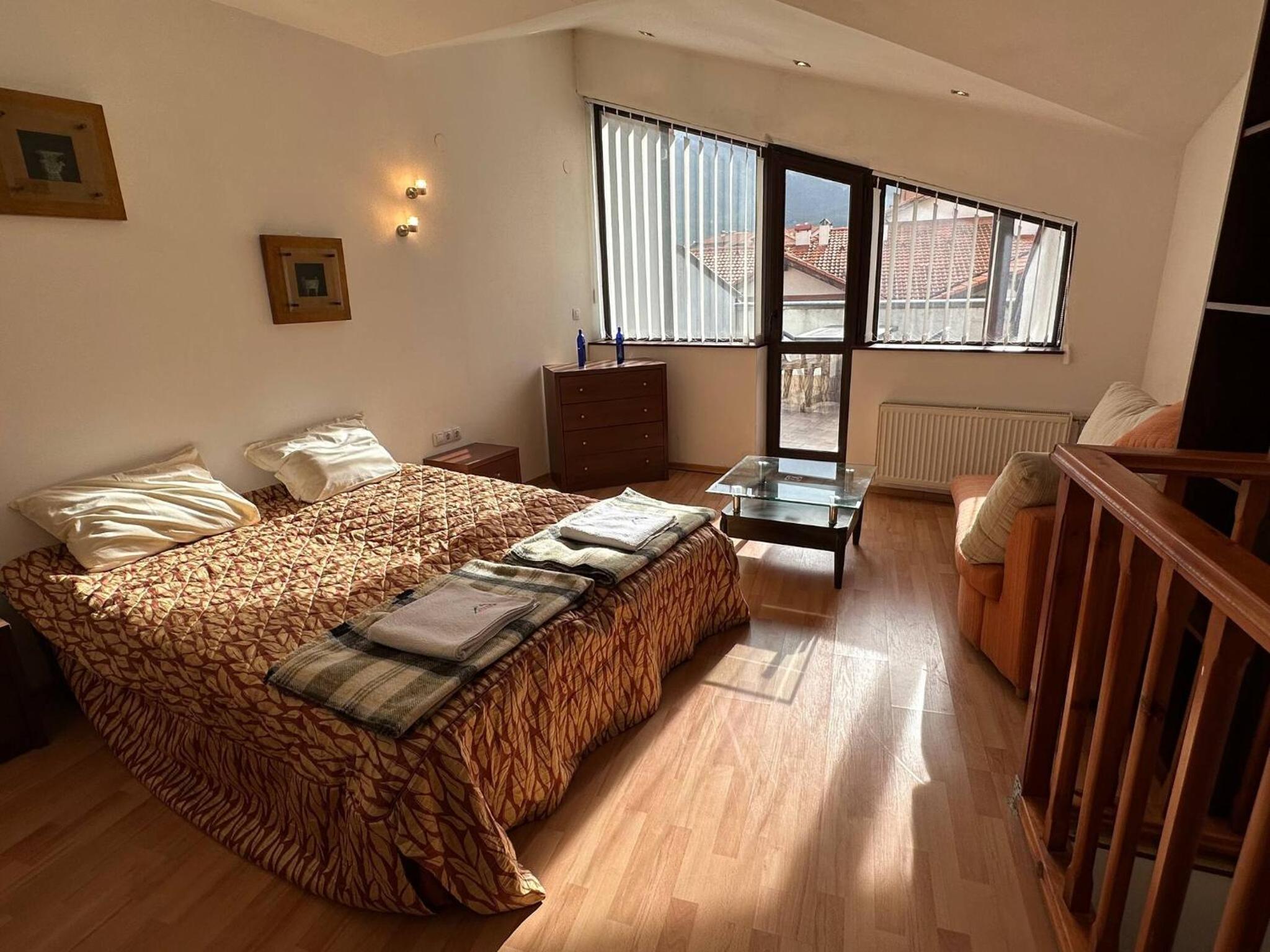 South Facing Bright Mountain View Penthouse - 2 balconies, 300mbps WIFI, washer