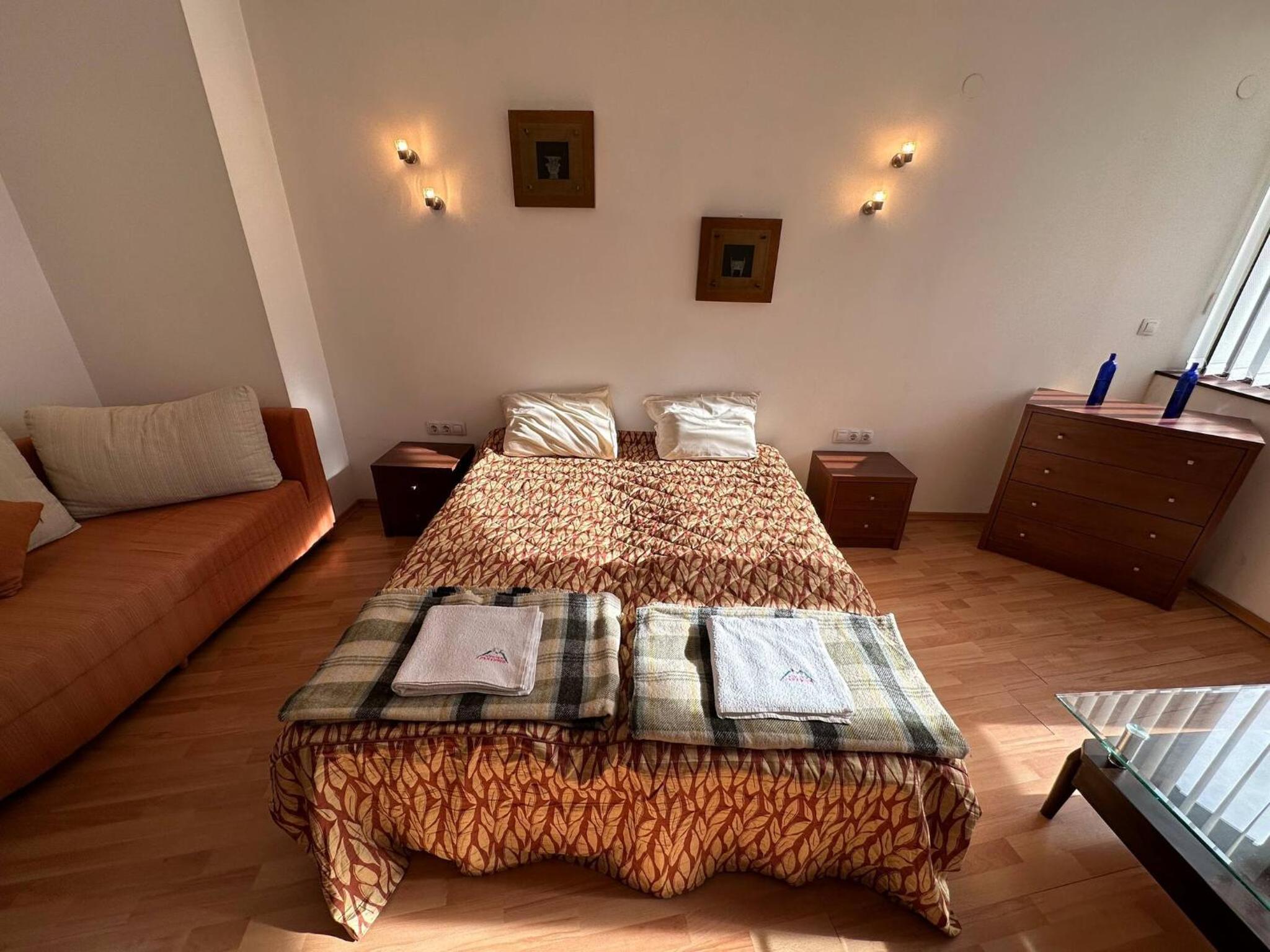 South Facing Bright Mountain View Penthouse - 2 balconies, 300mbps WIFI, washer