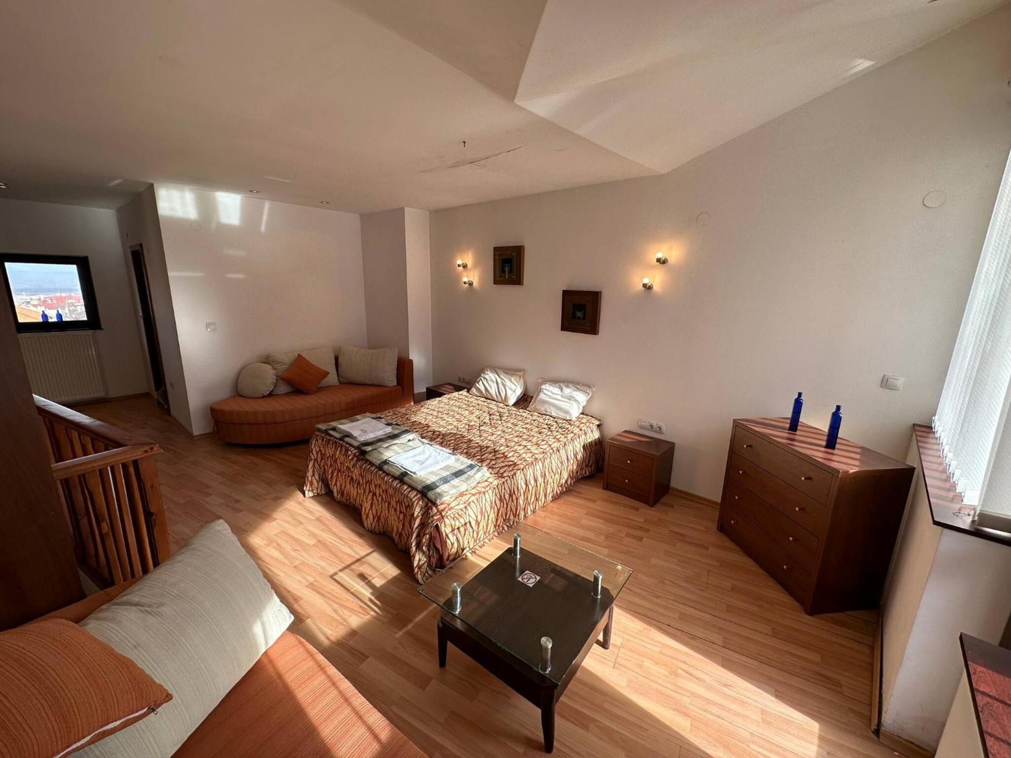South Facing Bright Mountain View Penthouse - 2 balconies, 300mbps WIFI, washer