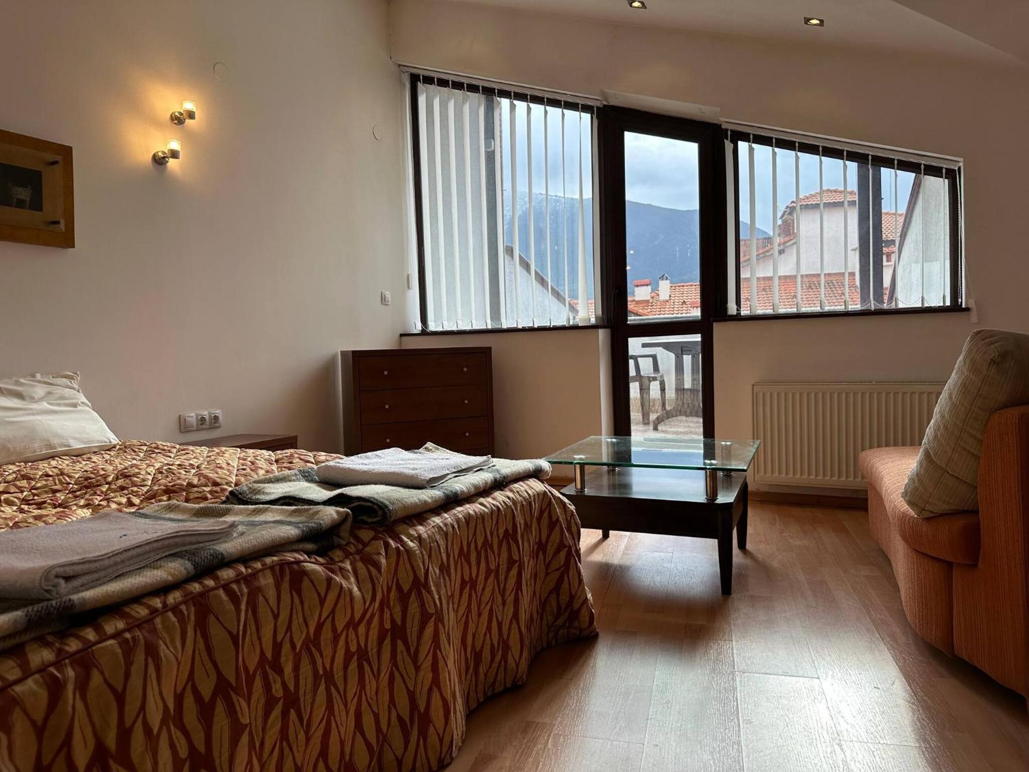 South Facing Bright Mountain View Penthouse - 2 balconies, 300mbps WIFI, washer