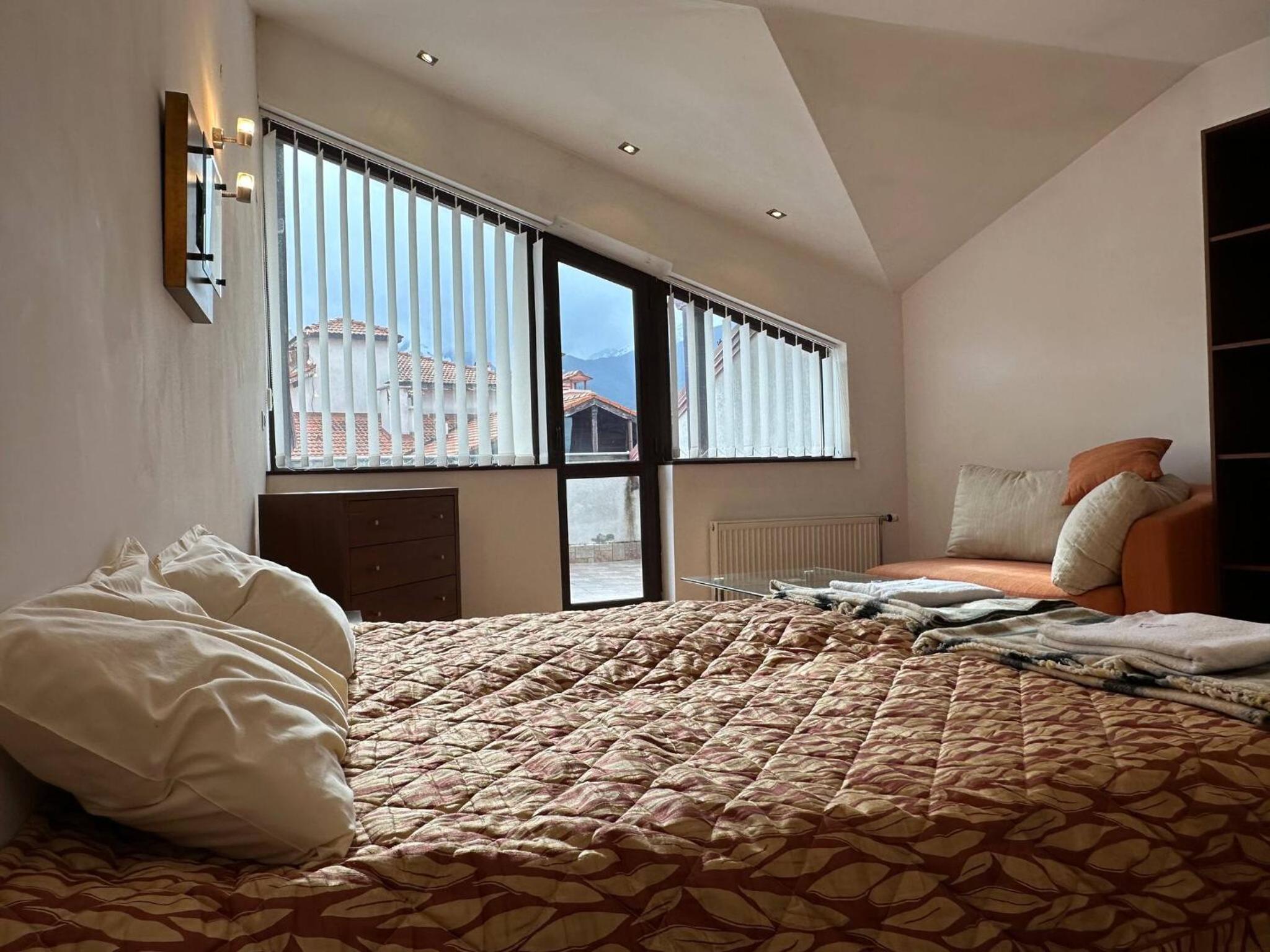 South Facing Bright Mountain View Penthouse - 2 balconies, 300mbps WIFI, washer