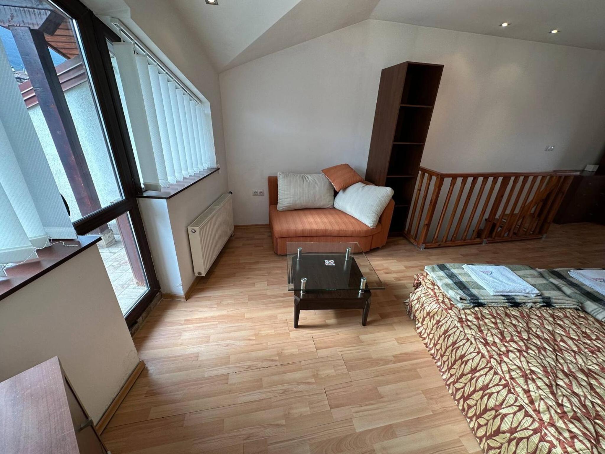 South Facing Bright Mountain View Penthouse - 2 balconies, 300mbps WIFI, washer