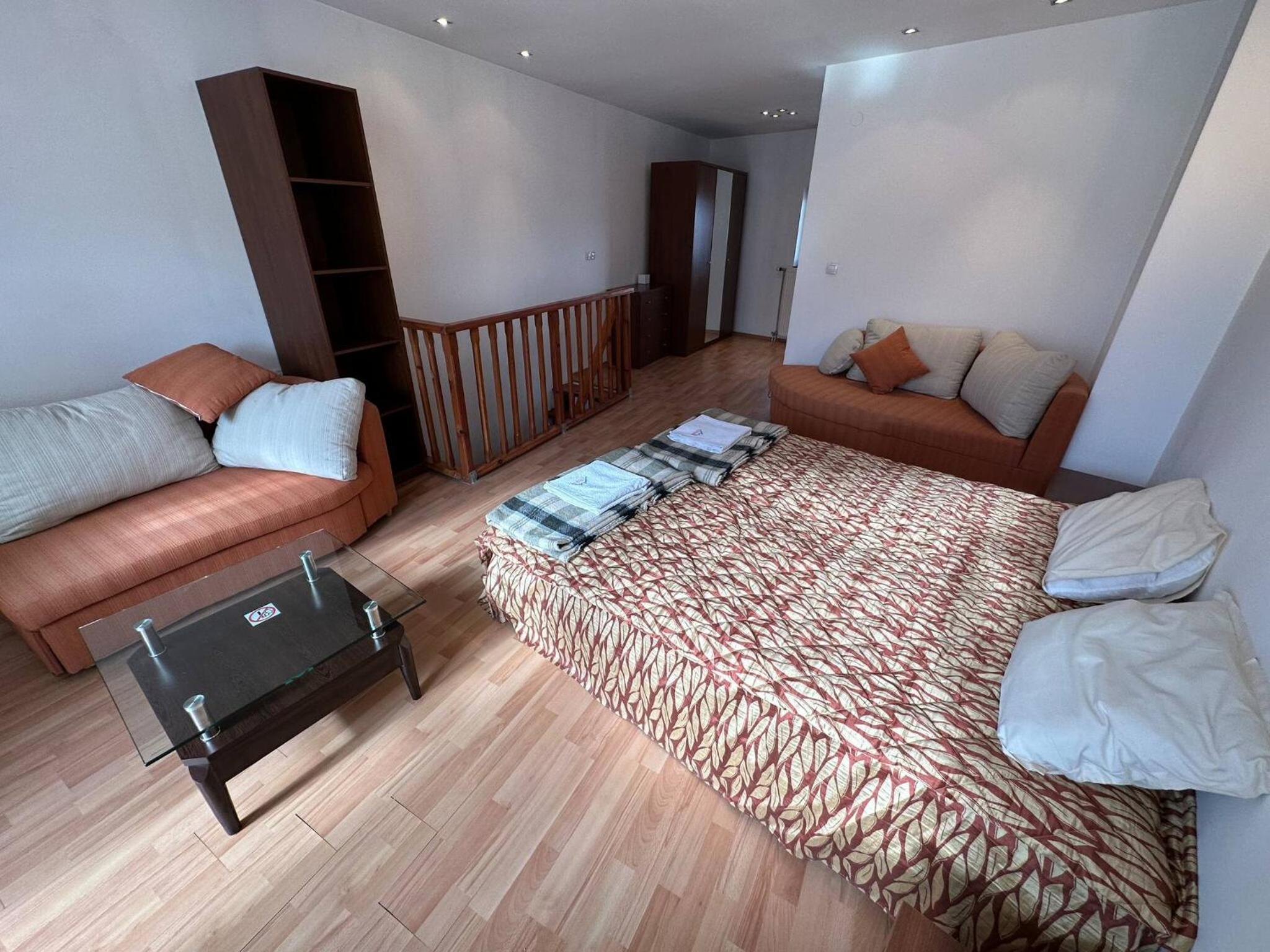 South Facing Bright Mountain View Penthouse - 2 balconies, 300mbps WIFI, washer