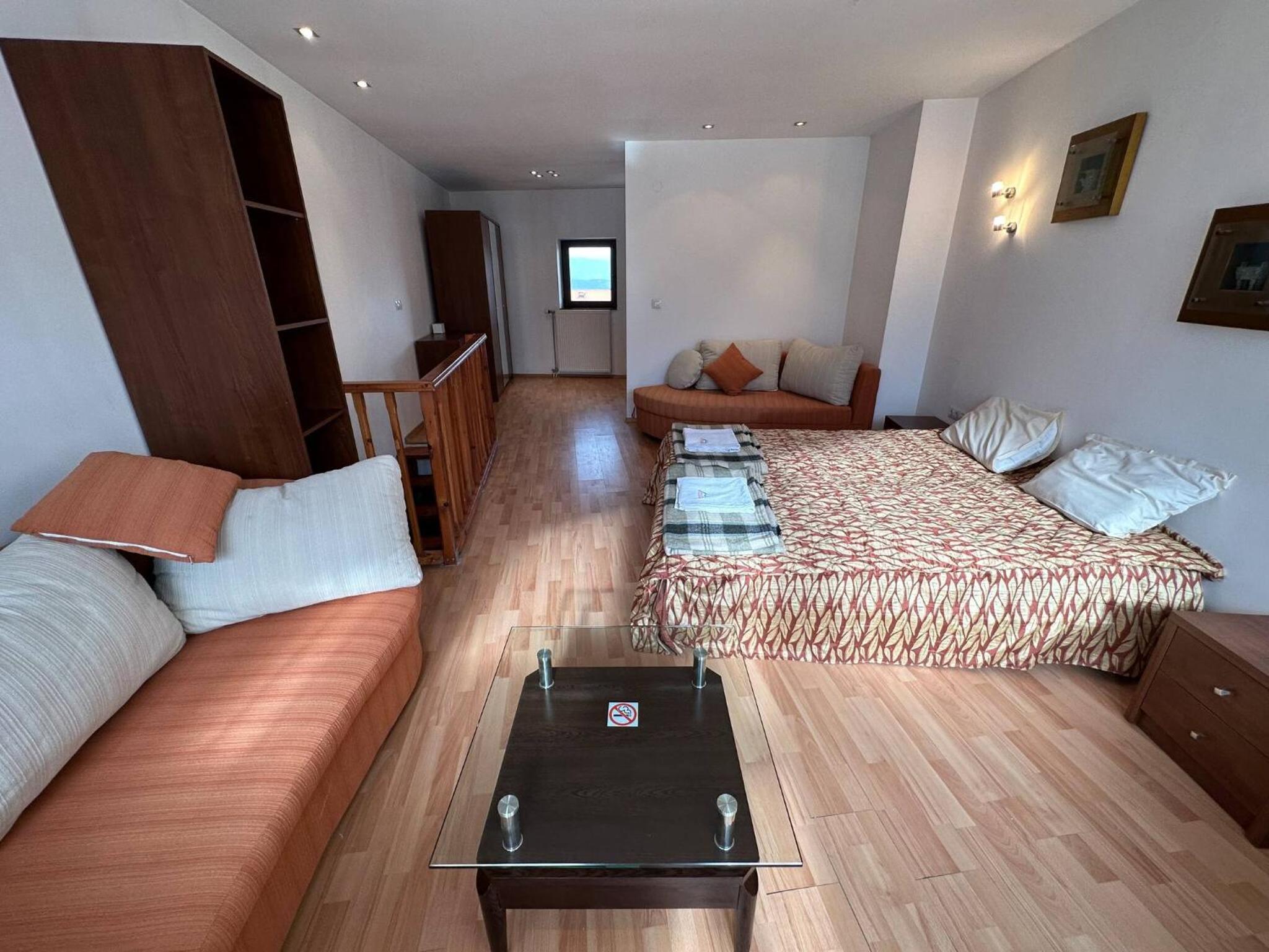 South Facing Bright Mountain View Penthouse - 2 balconies, 300mbps WIFI, washer