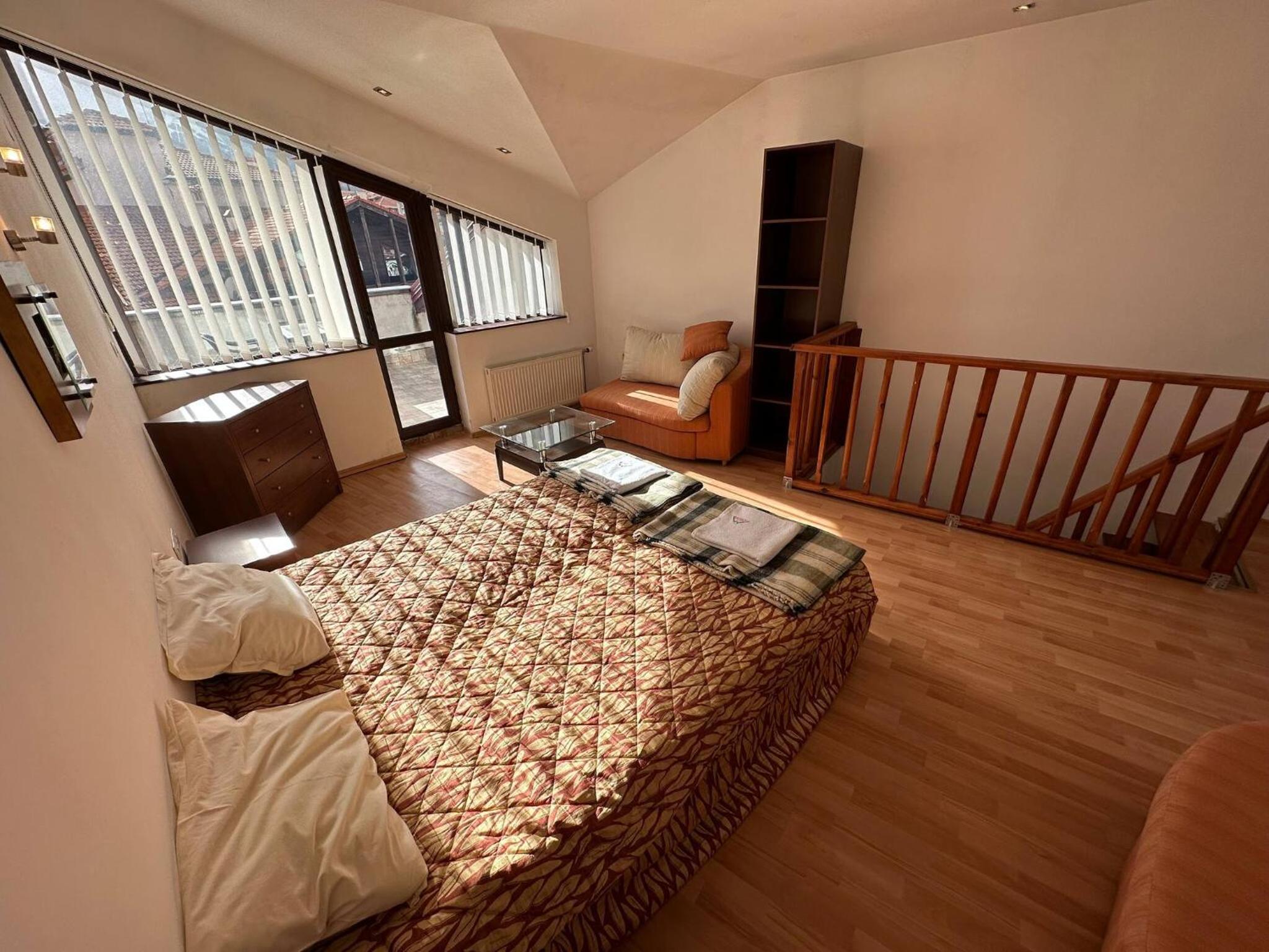 South Facing Bright Mountain View Penthouse - 2 balconies, 300mbps WIFI, washer