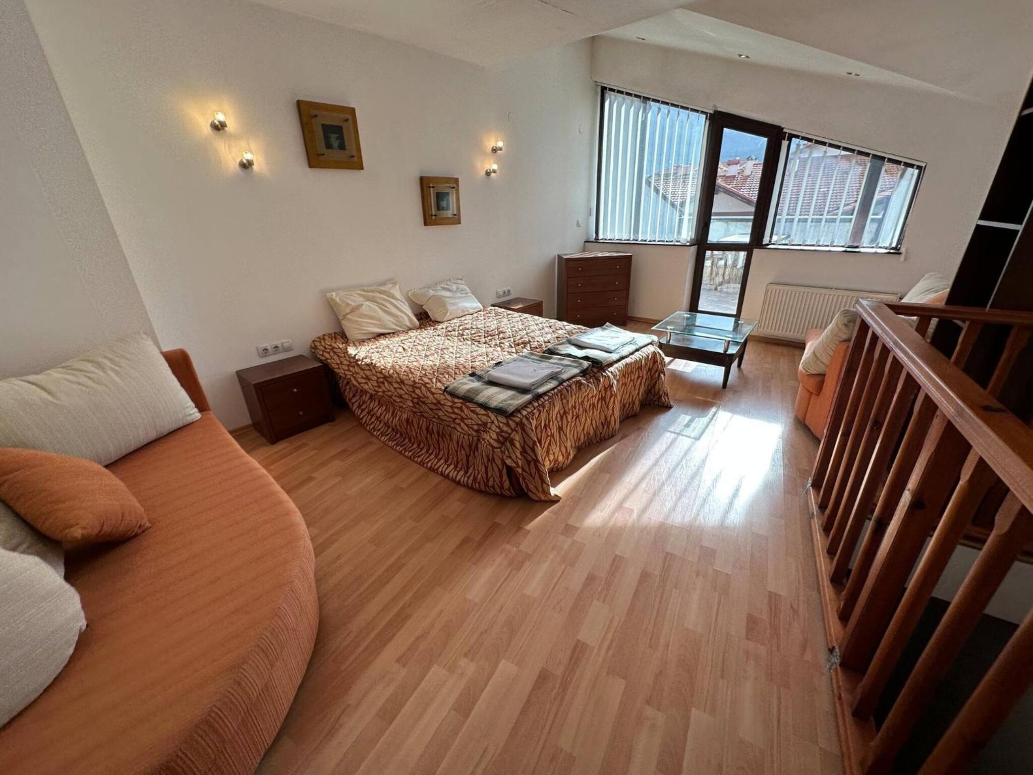 South Facing Bright Mountain View Penthouse - 2 balconies, 300mbps WIFI, washer