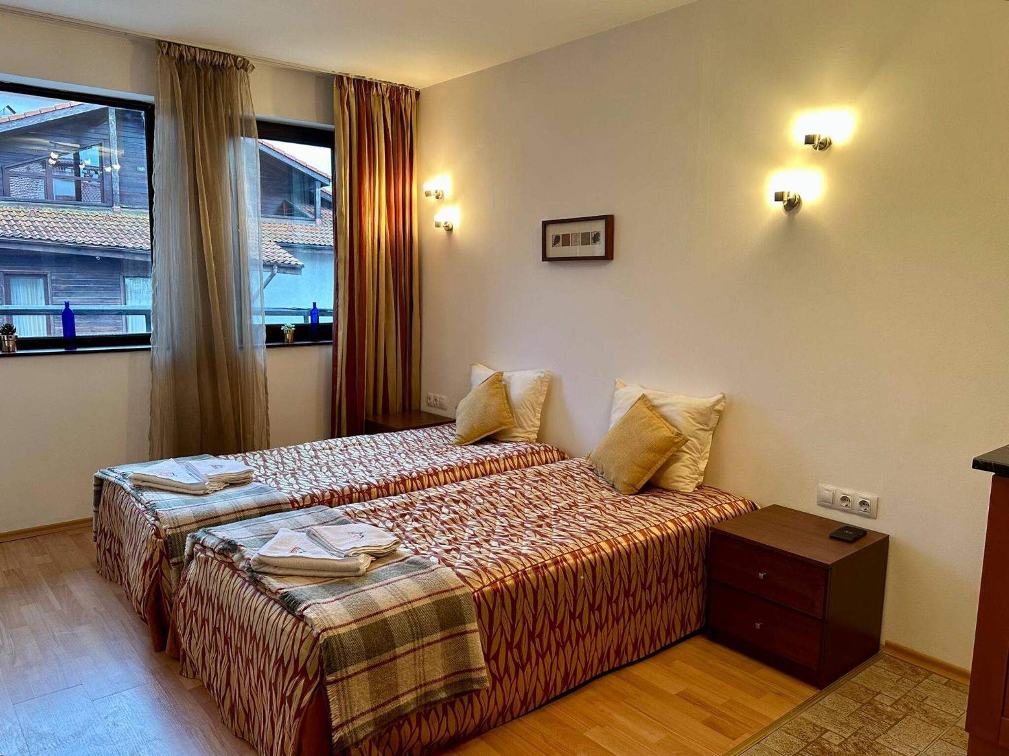 South Facing Bright Mountain View Penthouse - 2 balconies, 300mbps WIFI, washer