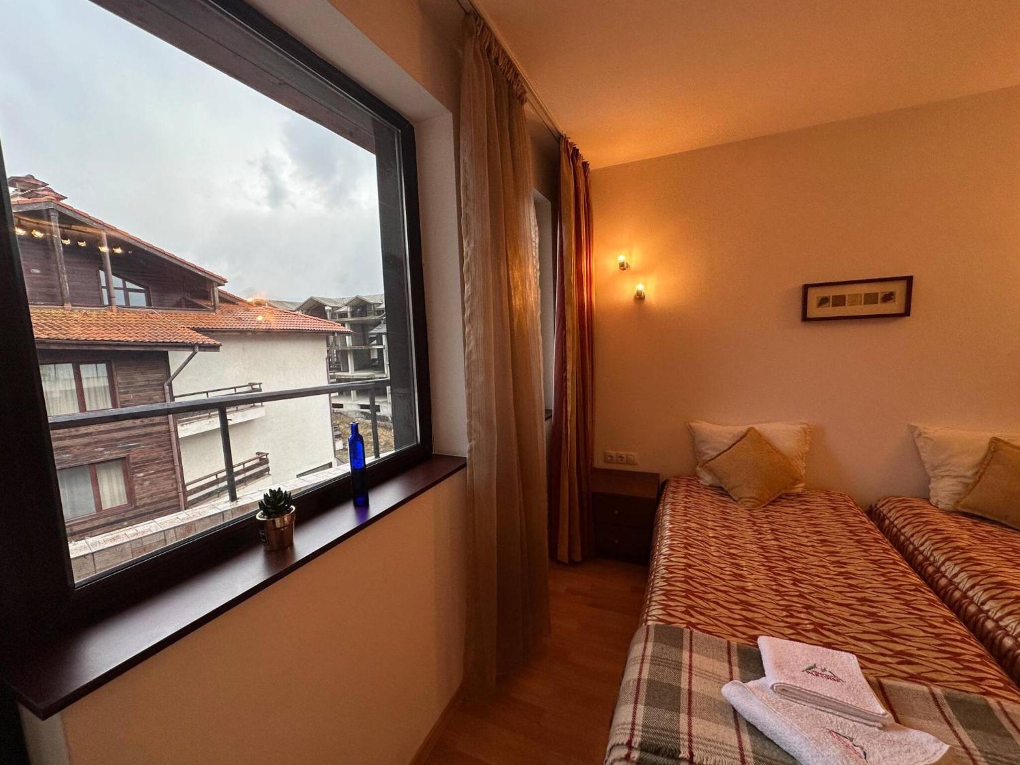 South Facing Bright Mountain View Penthouse - 2 balconies, 300mbps WIFI, washer