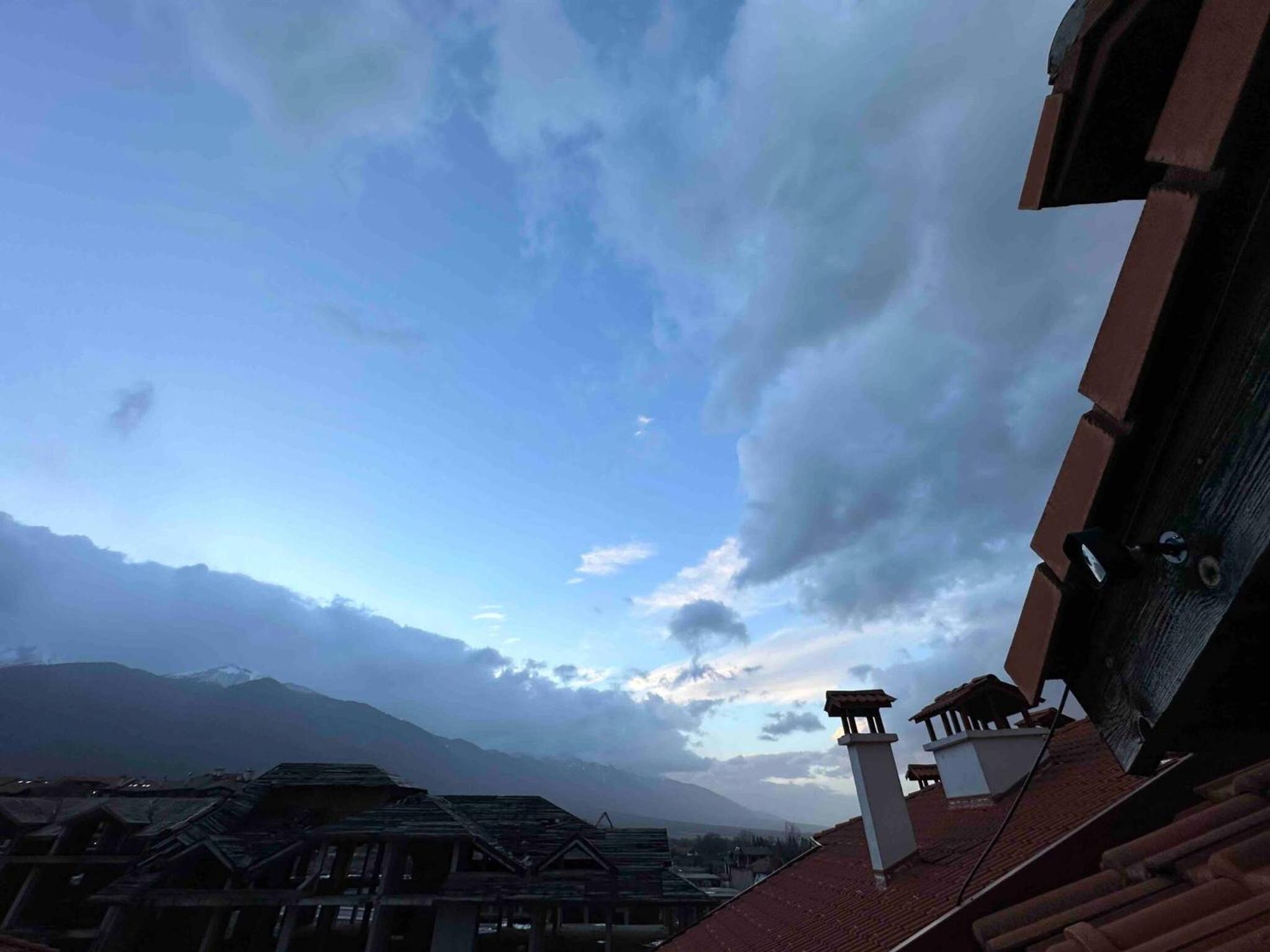 South Facing Bright Mountain View Penthouse - 2 balconies, 300mbps WIFI, washer