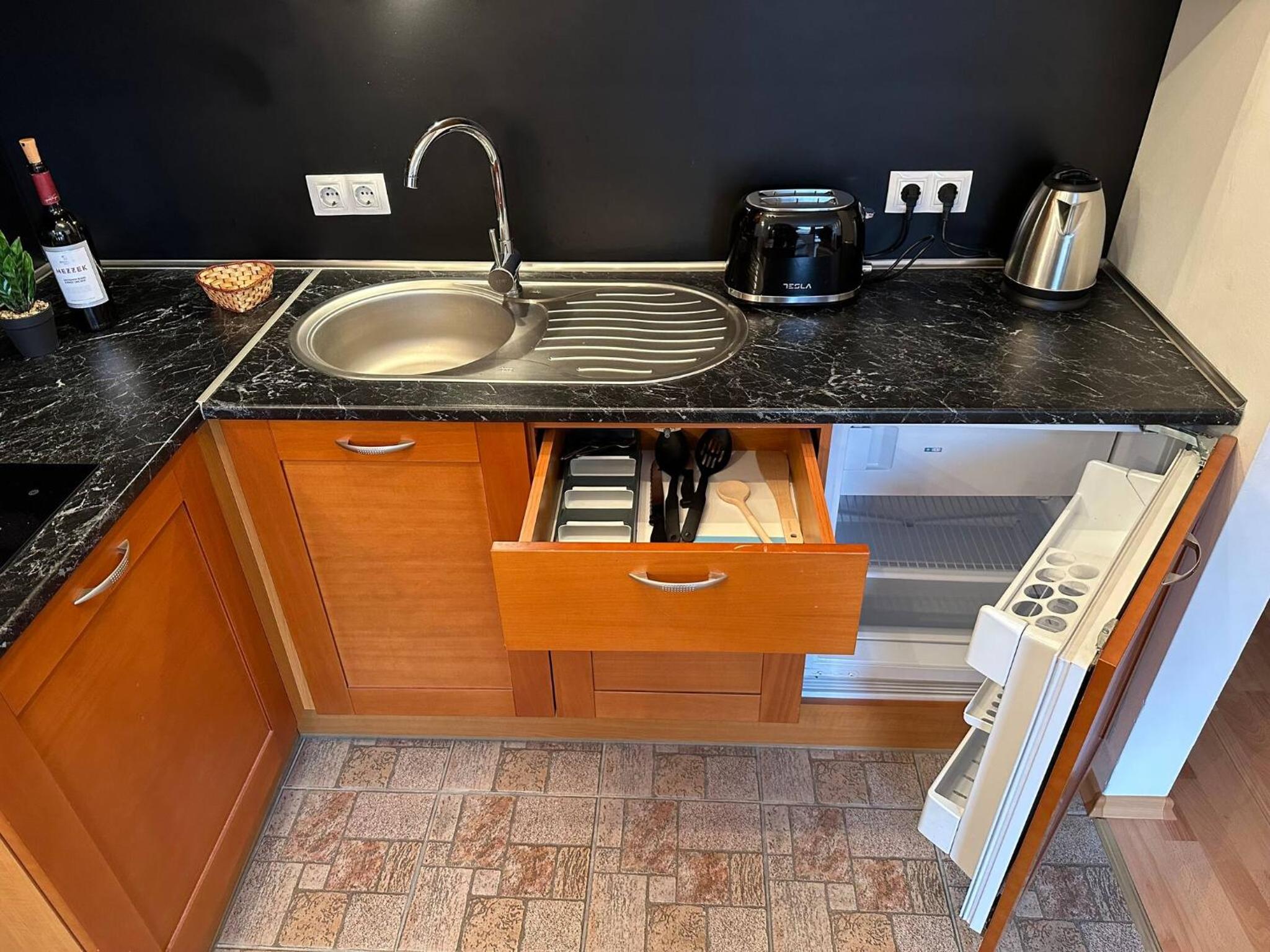 South Facing Bright Mountain View Penthouse - 2 balconies, 300mbps WIFI, washer