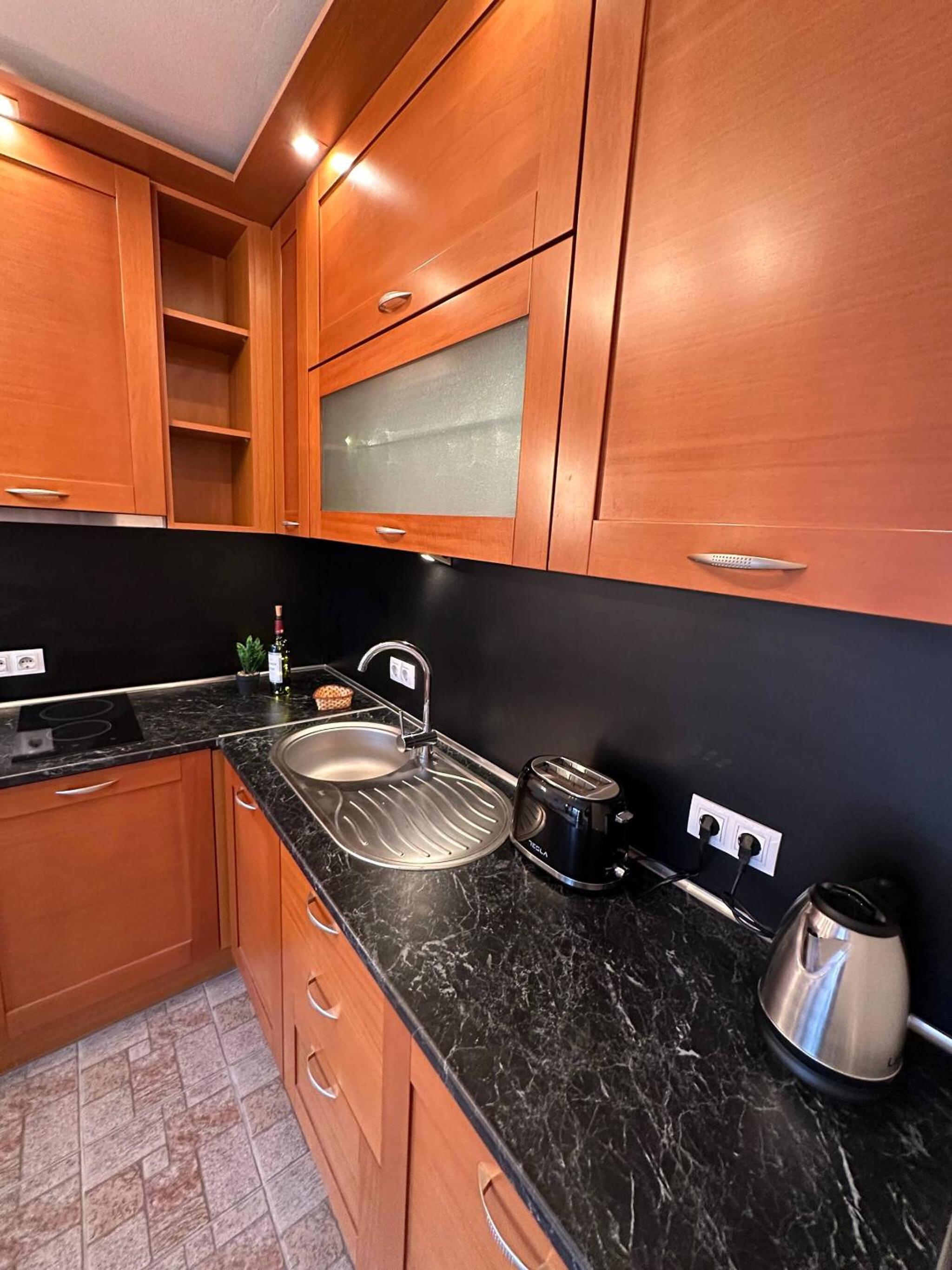 South Facing Bright Mountain View Penthouse - 2 balconies, 300mbps WIFI, washer