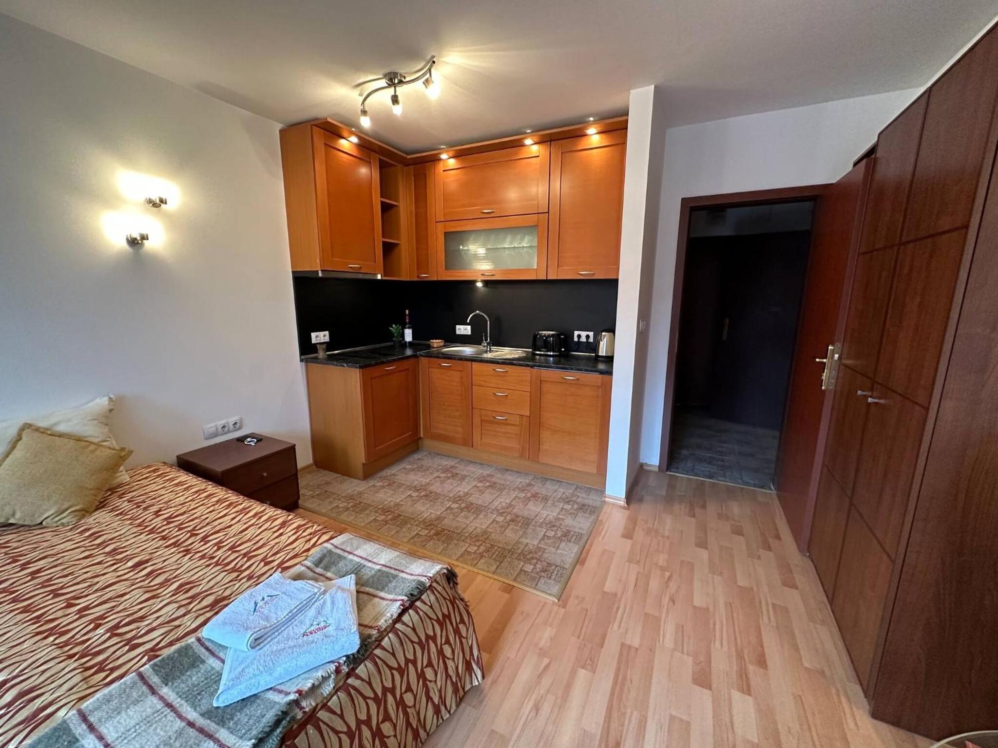 South Facing Bright Mountain View Penthouse - 2 balconies, 300mbps WIFI, washer