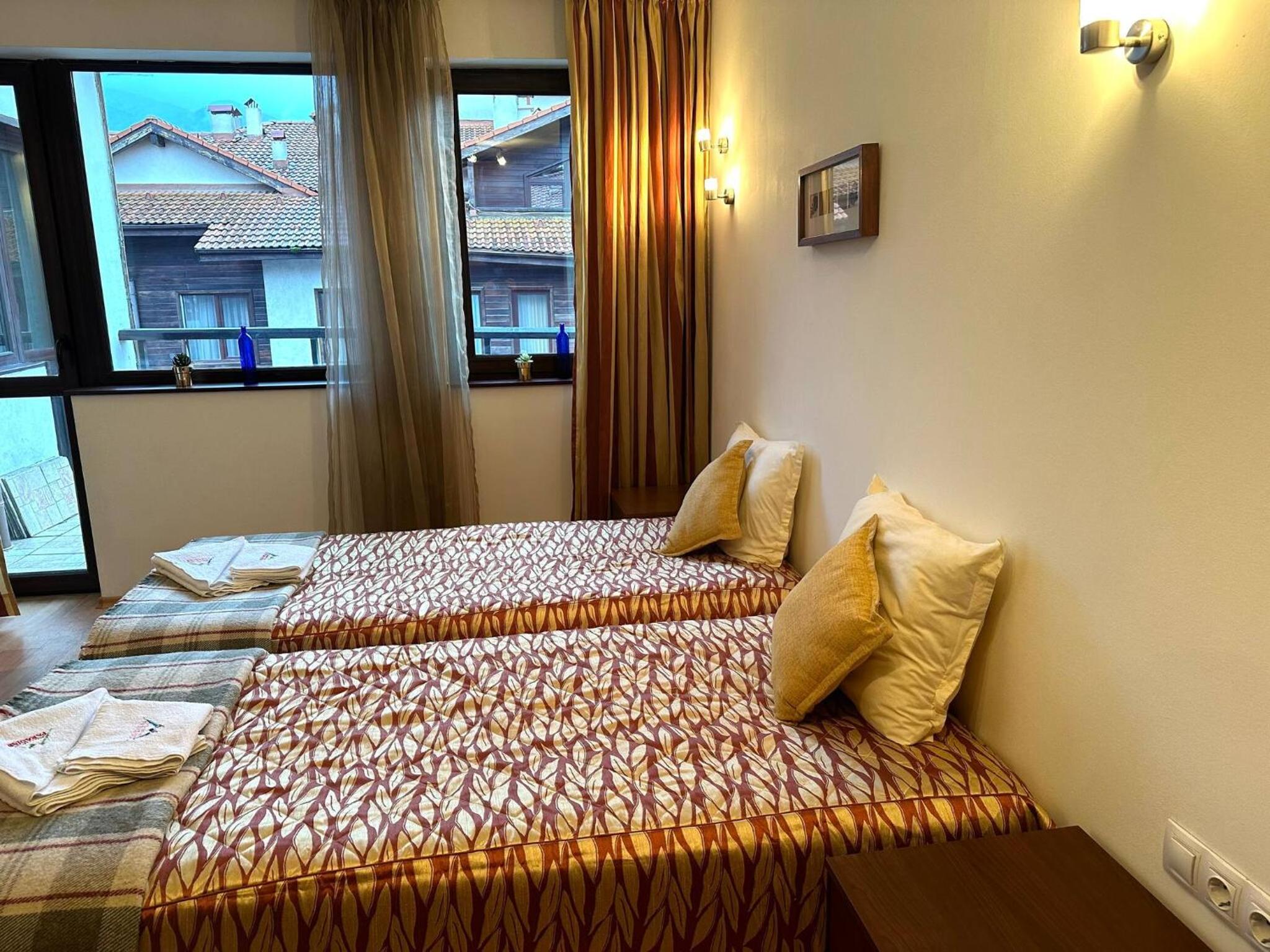 South Facing Bright Mountain View Penthouse - 2 balconies, 300mbps WIFI, washer