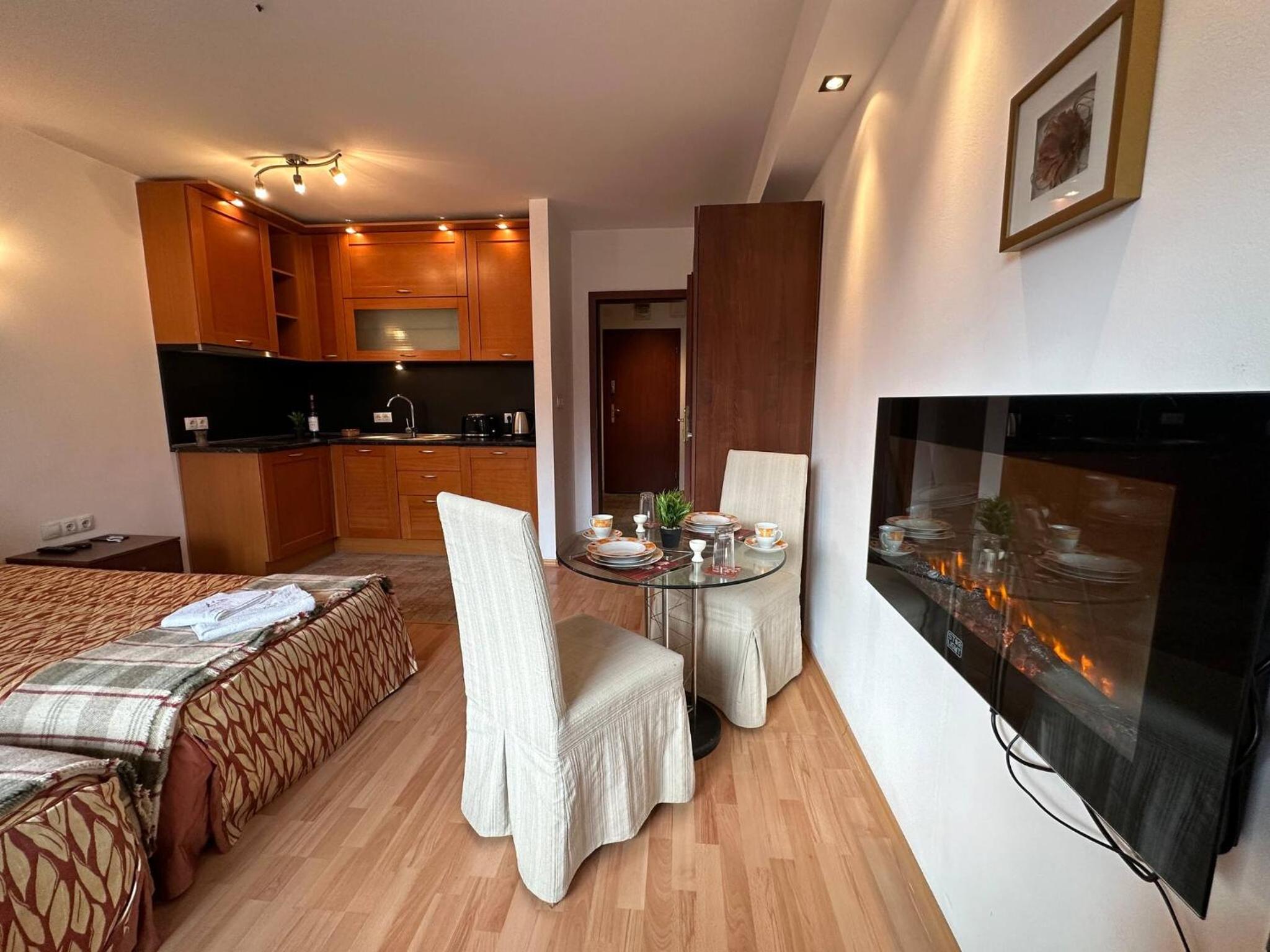 South Facing Bright Mountain View Penthouse - 2 balconies, 300mbps WIFI, washer