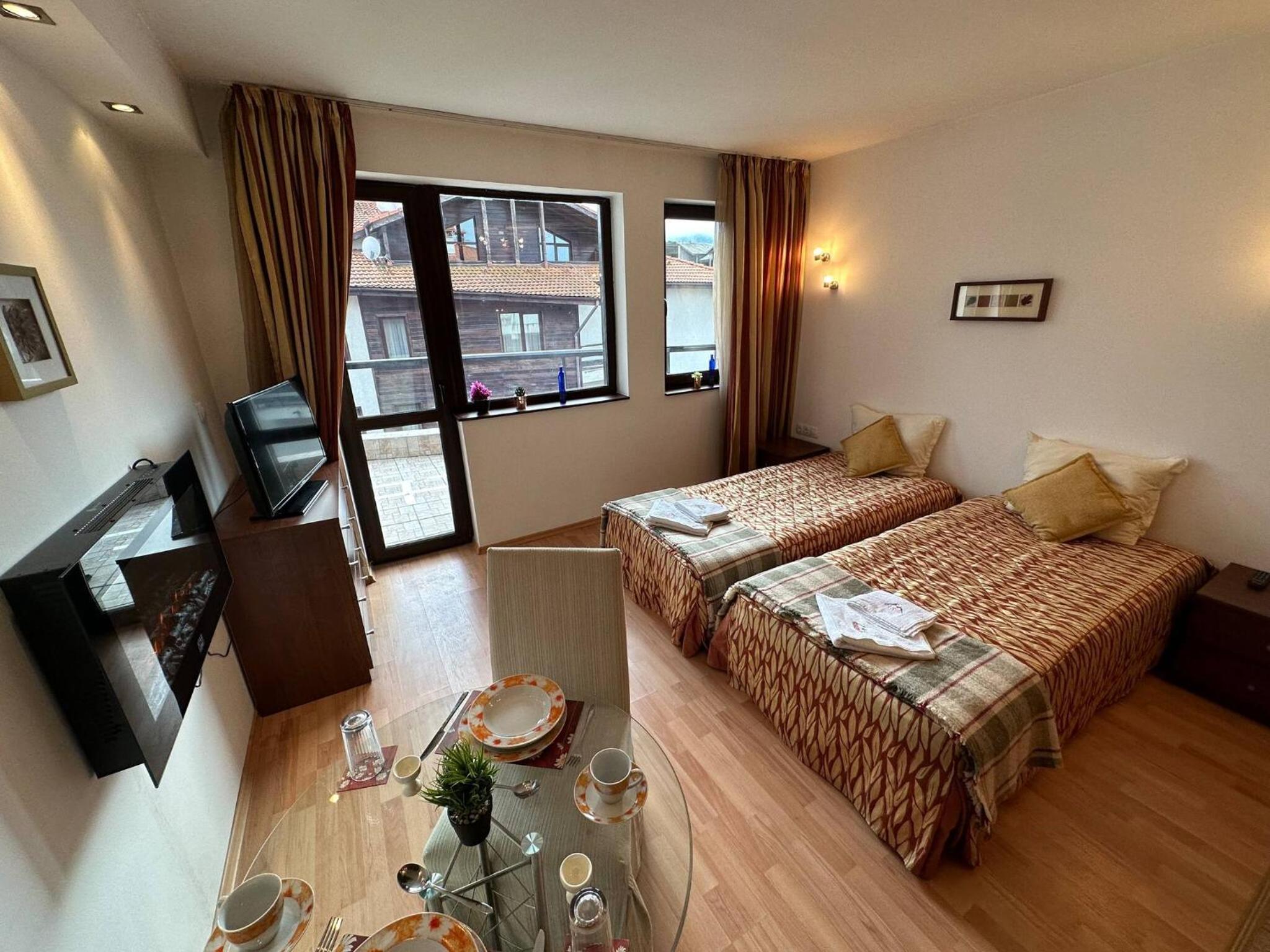 South Facing Bright Mountain View Penthouse - 2 balconies, 300mbps WIFI, washer