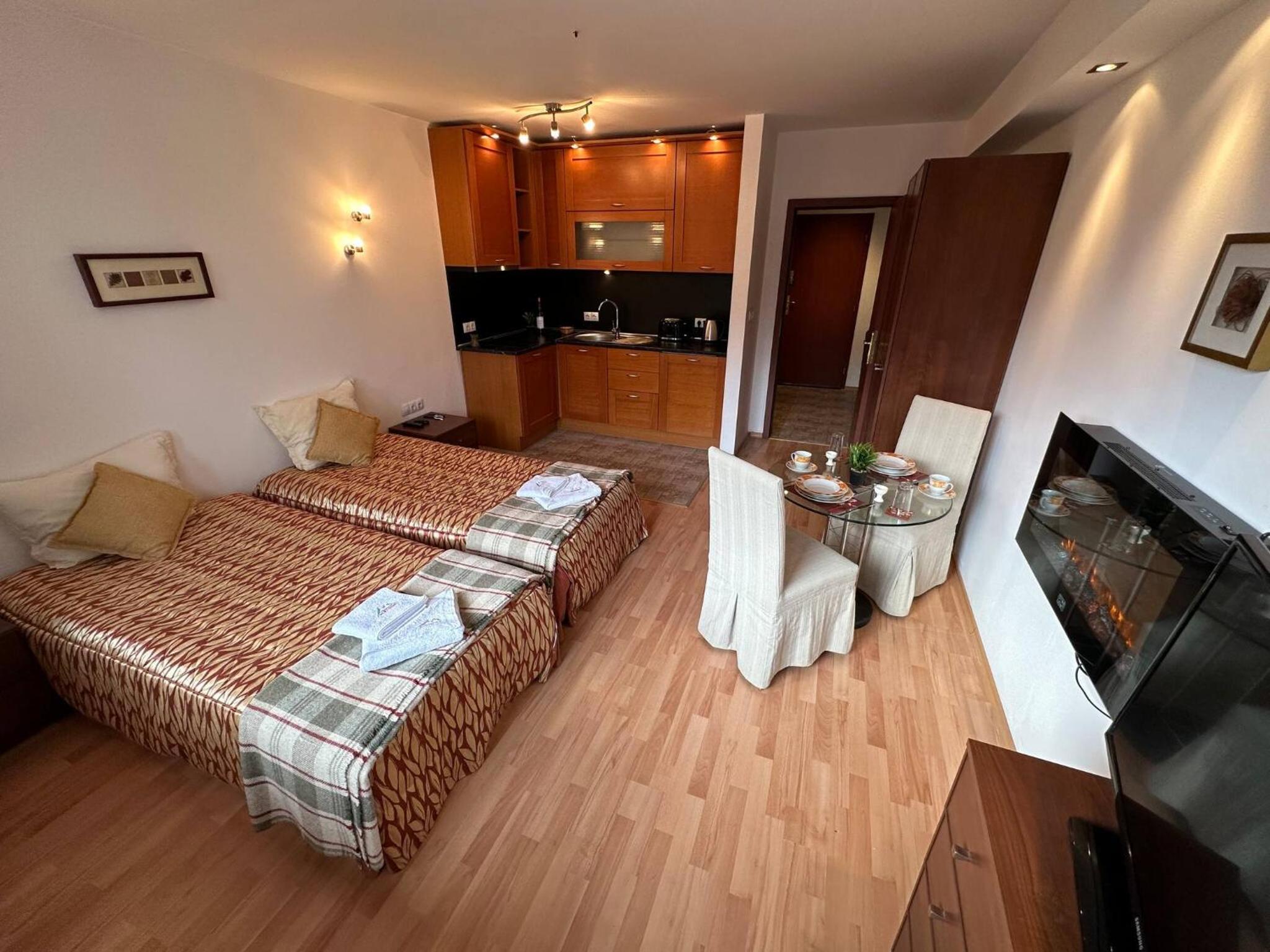 South Facing Bright Mountain View Penthouse - 2 balconies, 300mbps WIFI, washer