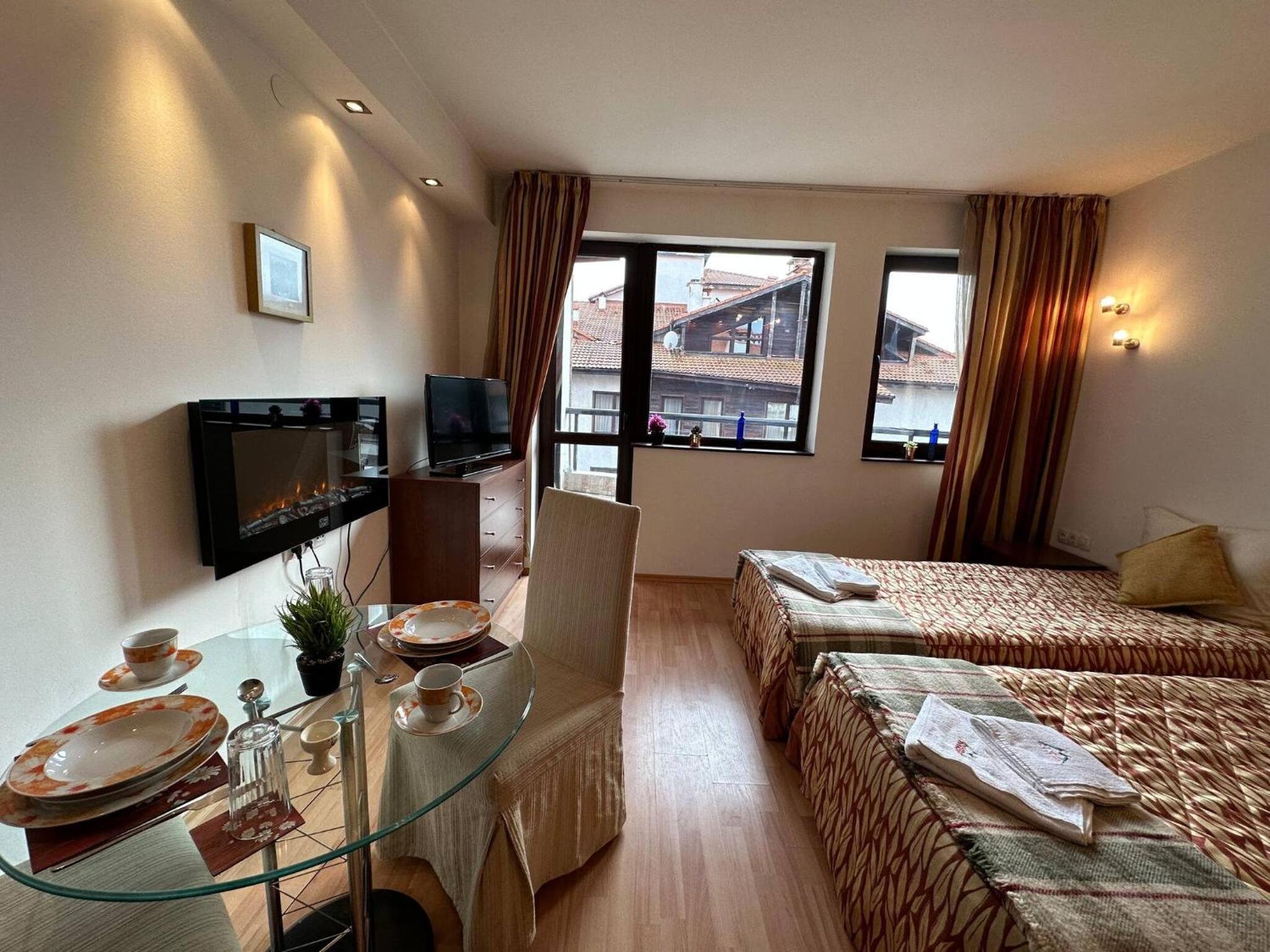 South Facing Bright Mountain View Penthouse - 2 balconies, 300mbps WIFI, washer