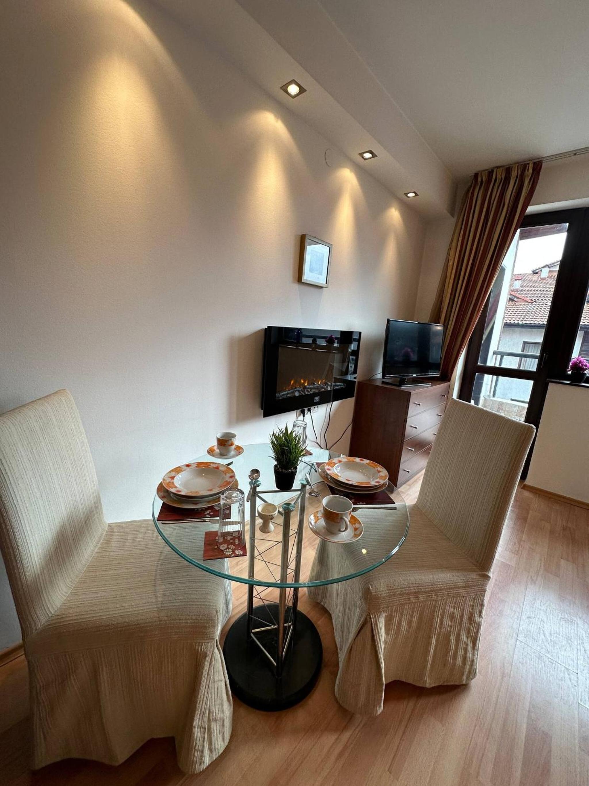South Facing Bright Mountain View Penthouse - 2 balconies, 300mbps WIFI, washer