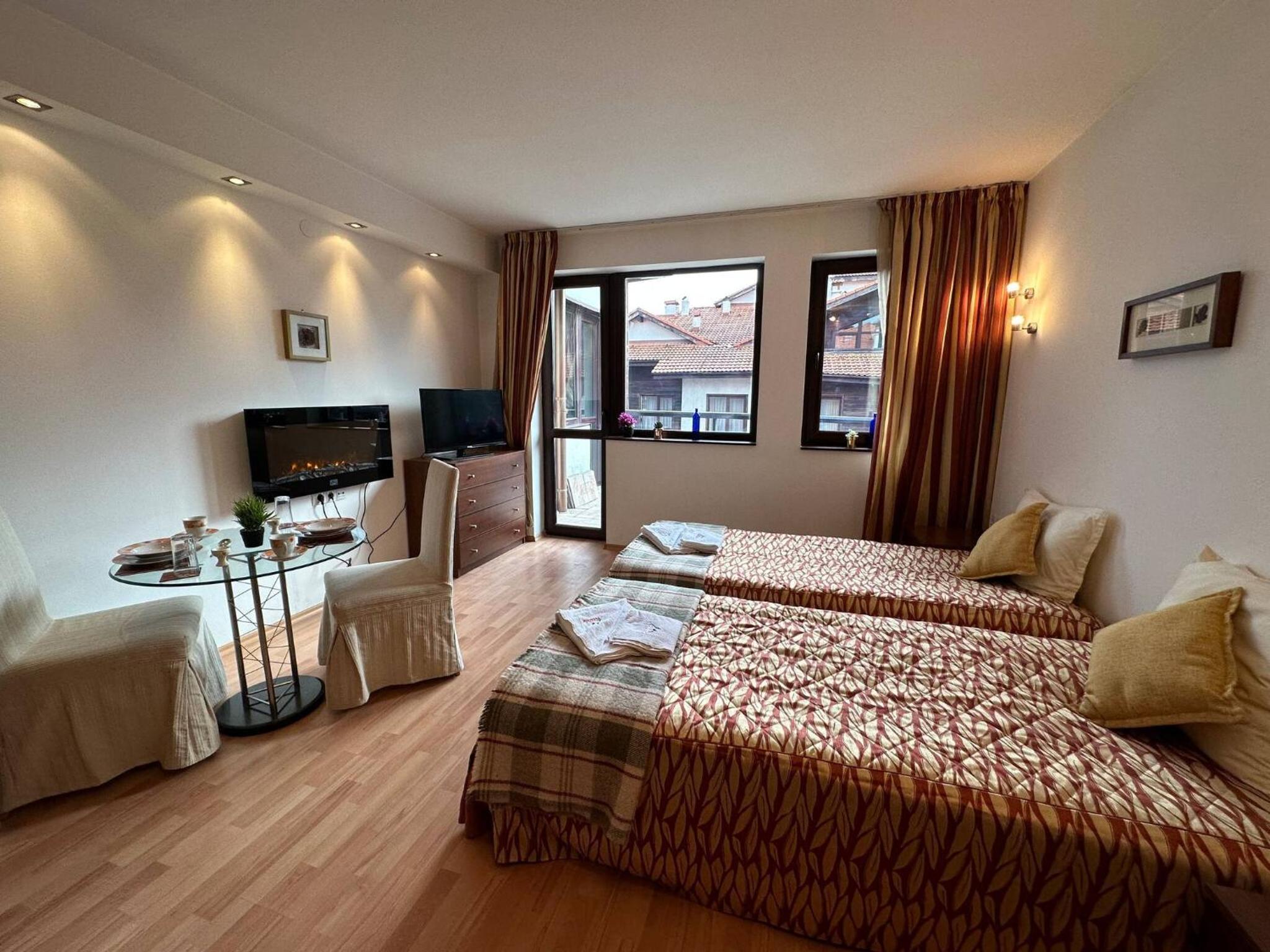South Facing Bright Mountain View Penthouse - 2 balconies, 300mbps WIFI, washer