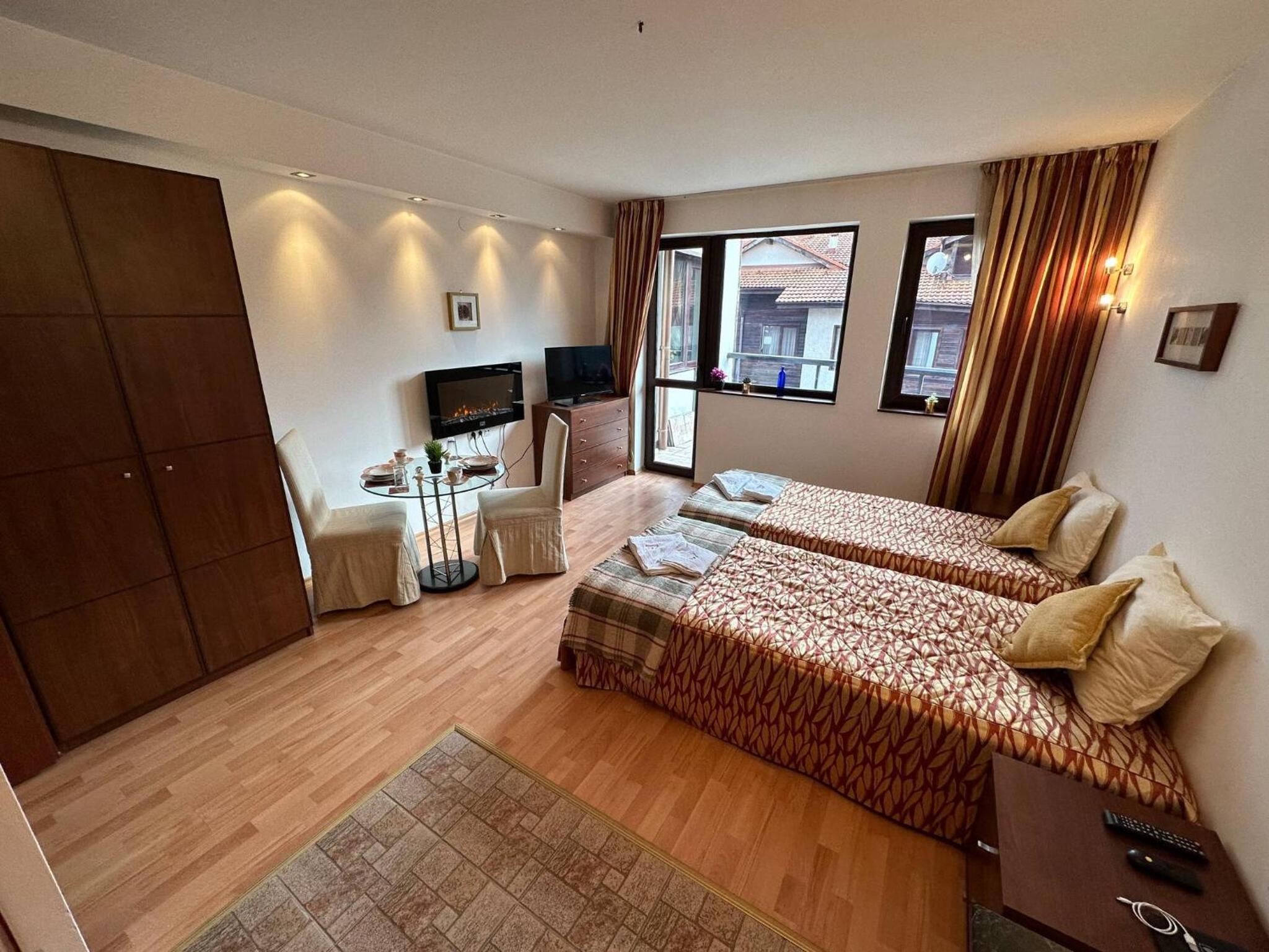 South Facing Bright Mountain View Penthouse - 2 balconies, 300mbps WIFI, washer