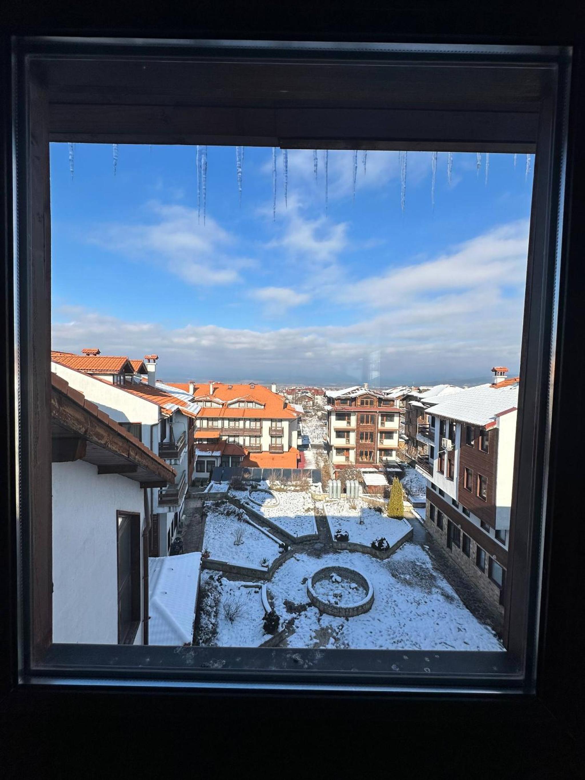 South Facing Bright Mountain View Penthouse - 2 balconies, 300mbps WIFI, washer