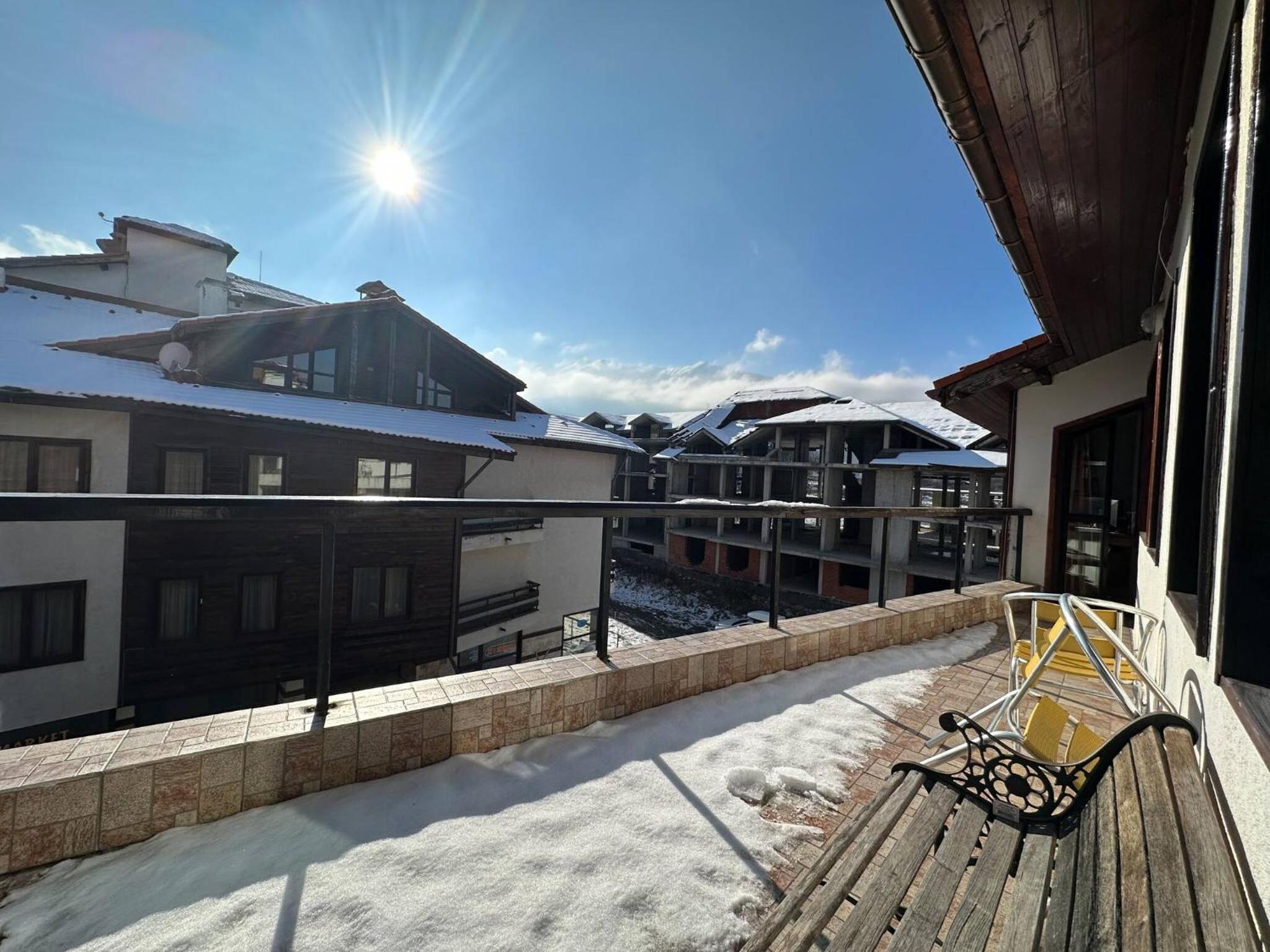 South Facing Bright Mountain View Penthouse - 2 balconies, 300mbps WIFI, washer