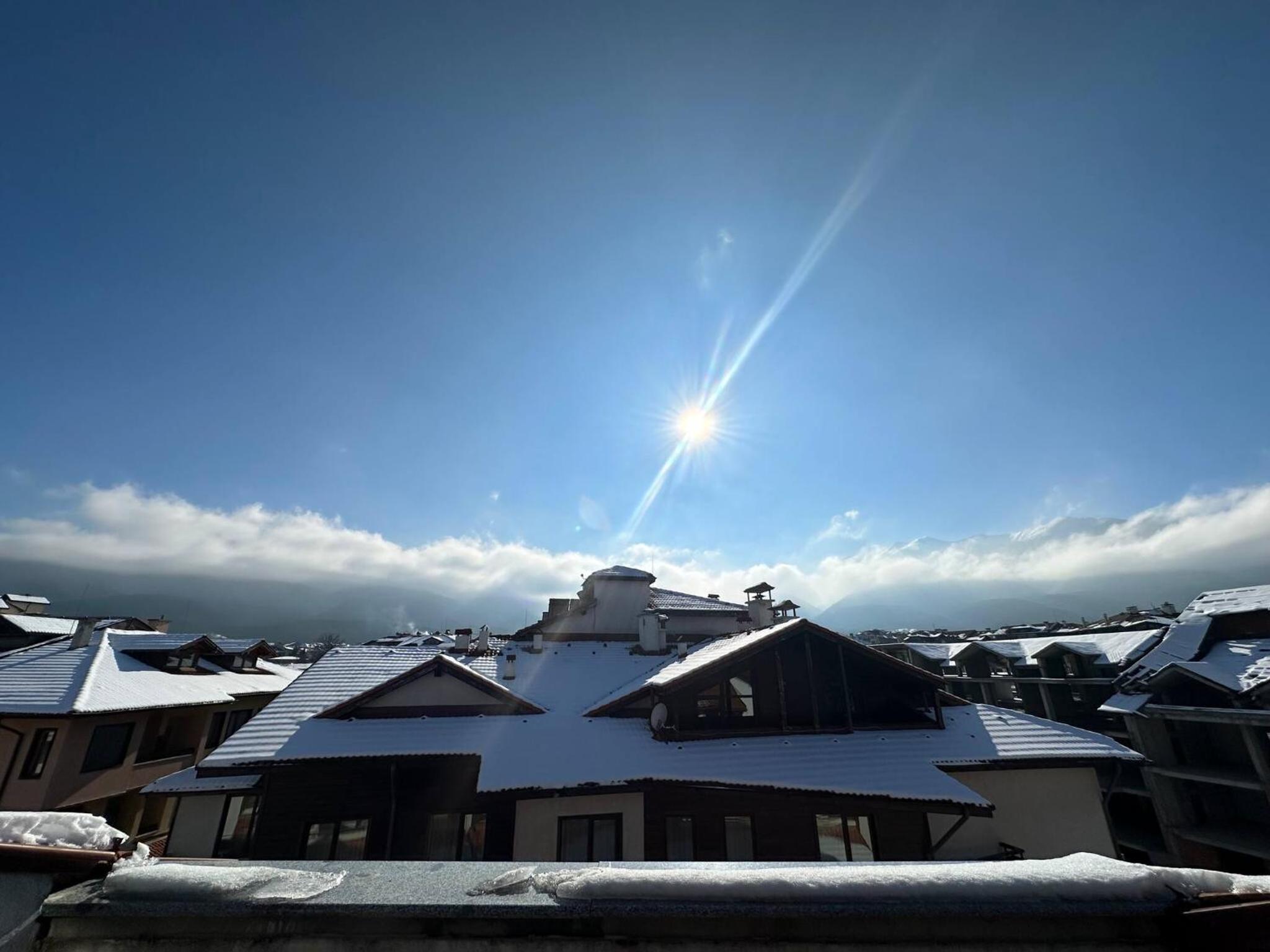South Facing Bright Mountain View Penthouse - 2 balconies, 300mbps WIFI, washer