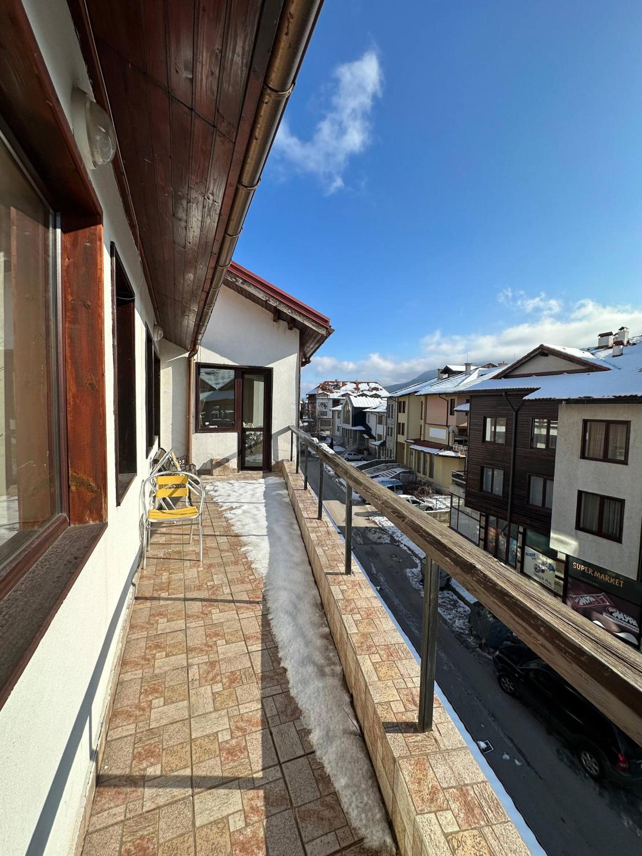 South Facing Bright Mountain View Penthouse - 2 balconies, 300mbps WIFI, washer