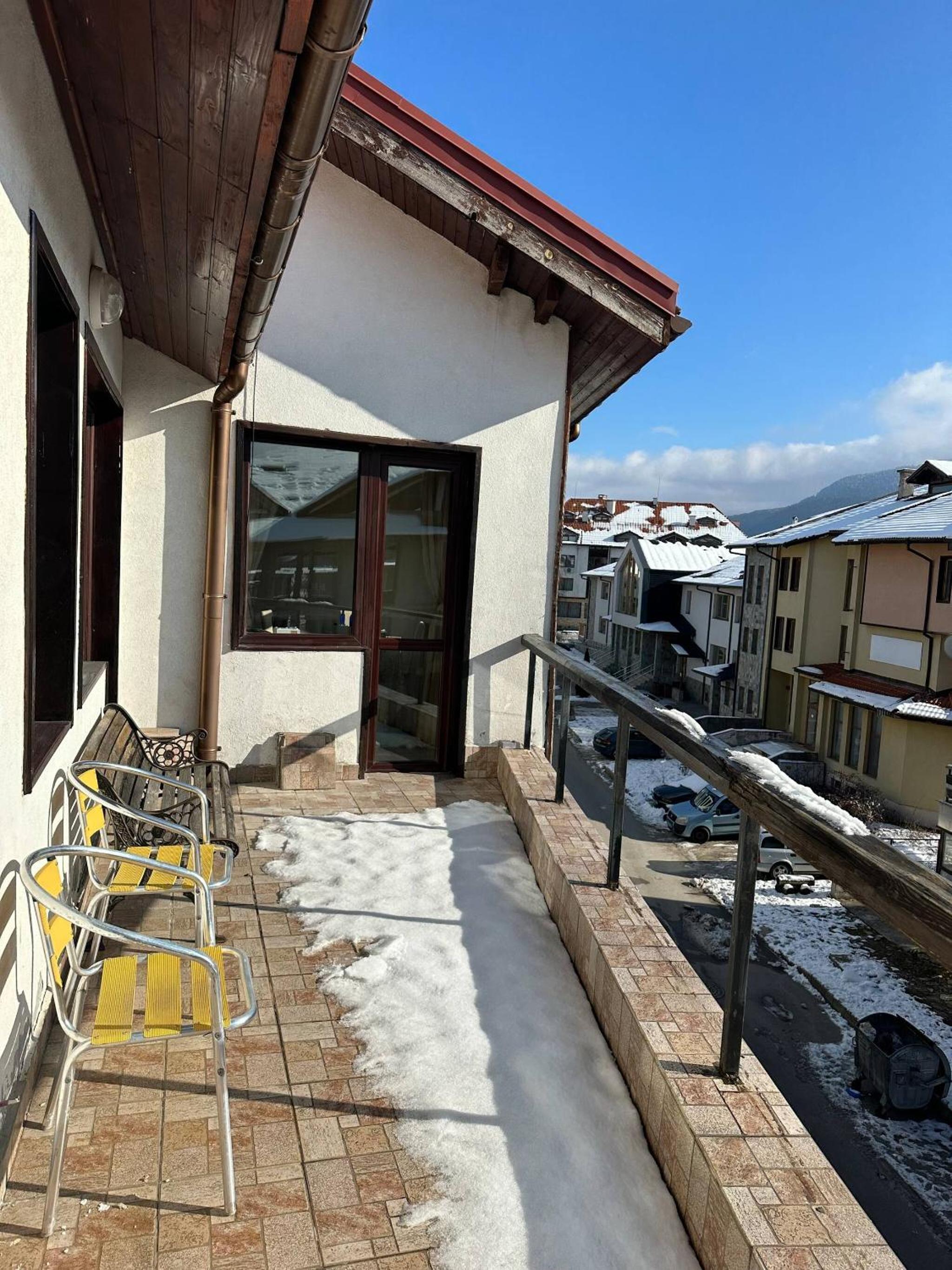 South Facing Bright Mountain View Penthouse - 2 balconies, 300mbps WIFI, washer