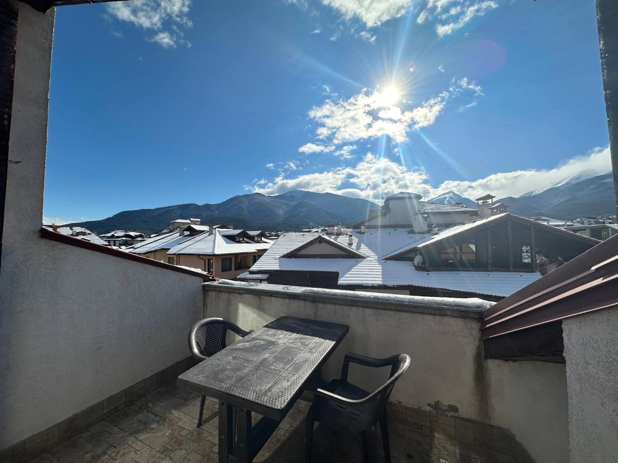 South Facing Bright Mountain View Penthouse - 2 balconies, 300mbps WIFI, washer
