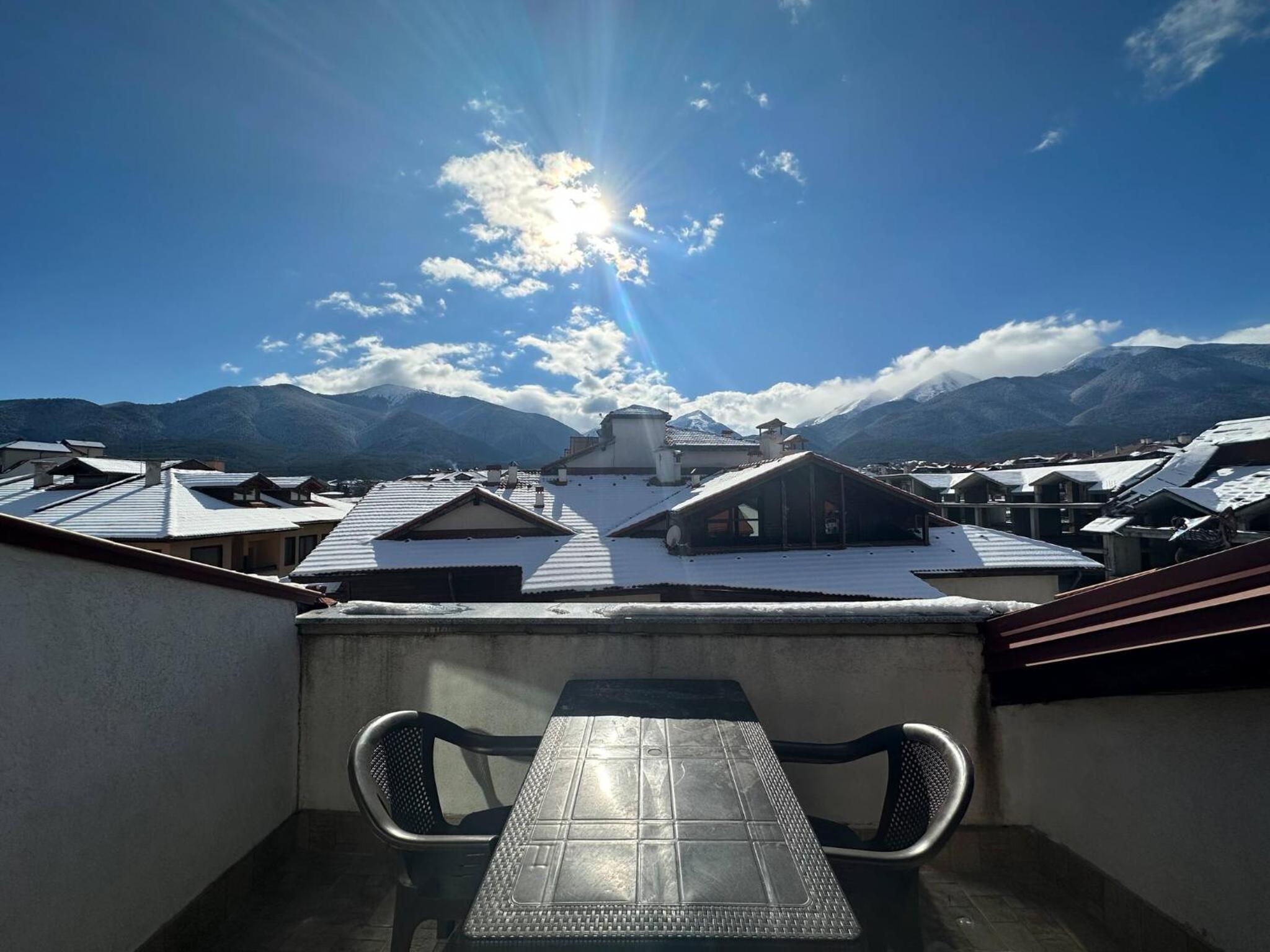 South Facing Bright Mountain View Penthouse - 2 balconies, 300mbps WIFI, washer