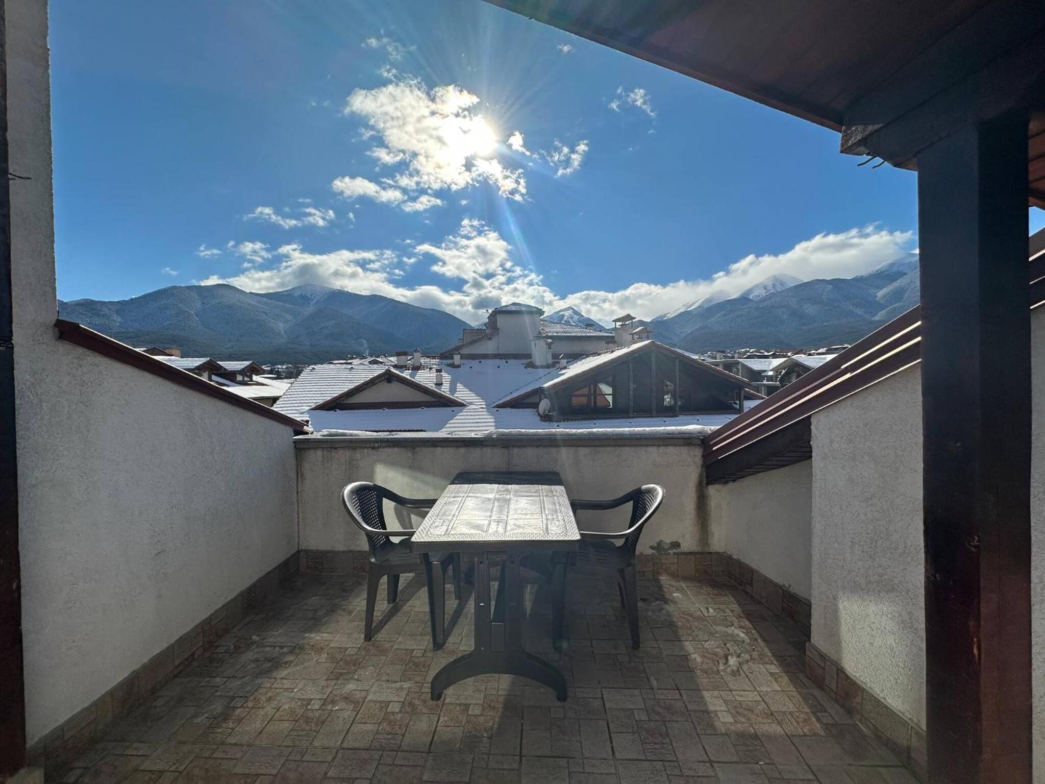 South Facing Bright Mountain View Penthouse - 2 balconies, 300mbps WIFI, washer
