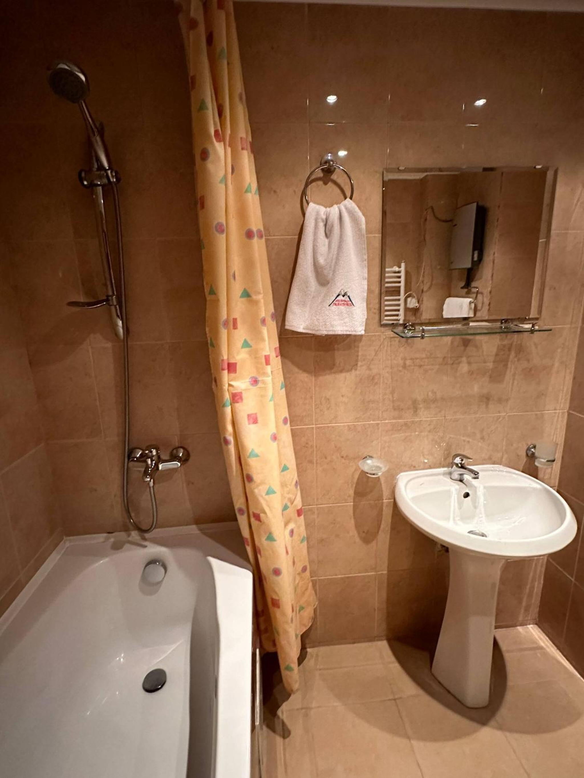 South Facing Bright Mountain View Penthouse - 2 balconies, 300mbps WIFI, washer