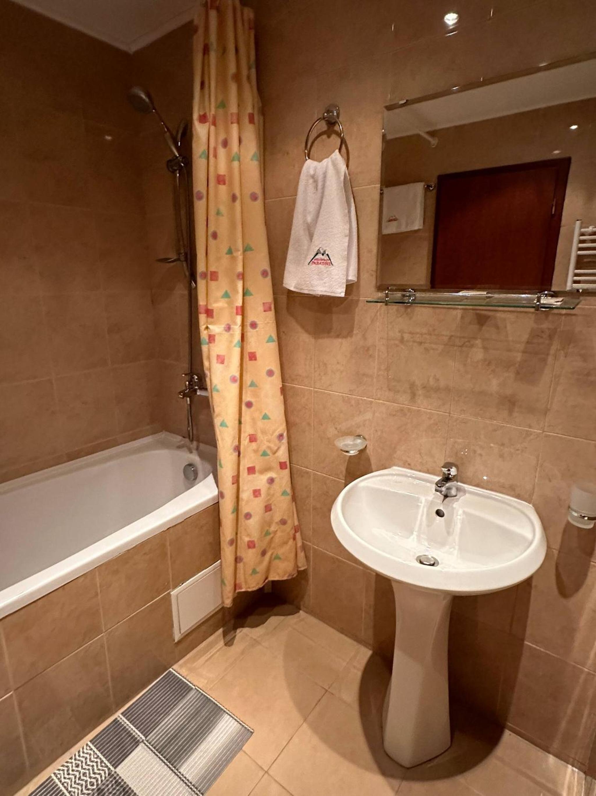 South Facing Bright Mountain View Penthouse - 2 balconies, 300mbps WIFI, washer