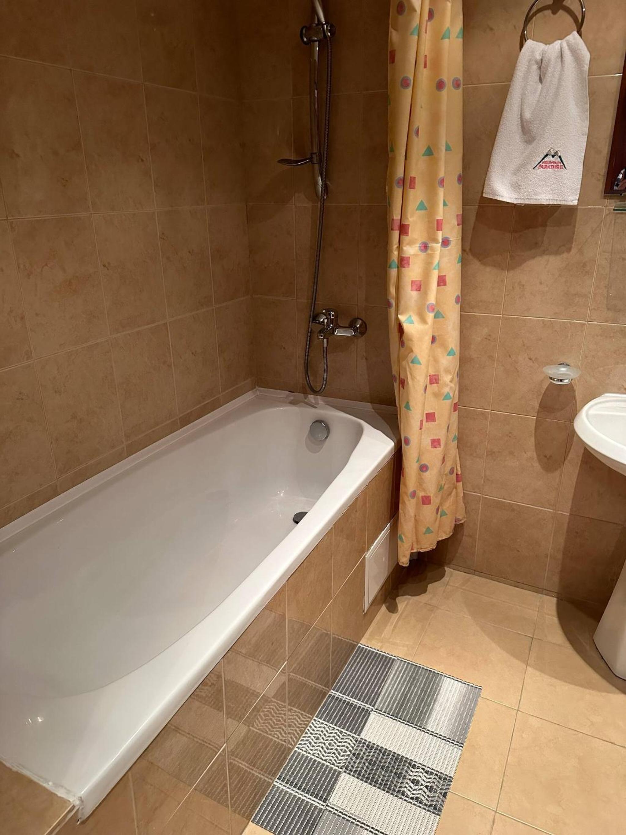 South Facing Bright Mountain View Penthouse - 2 balconies, 300mbps WIFI, washer