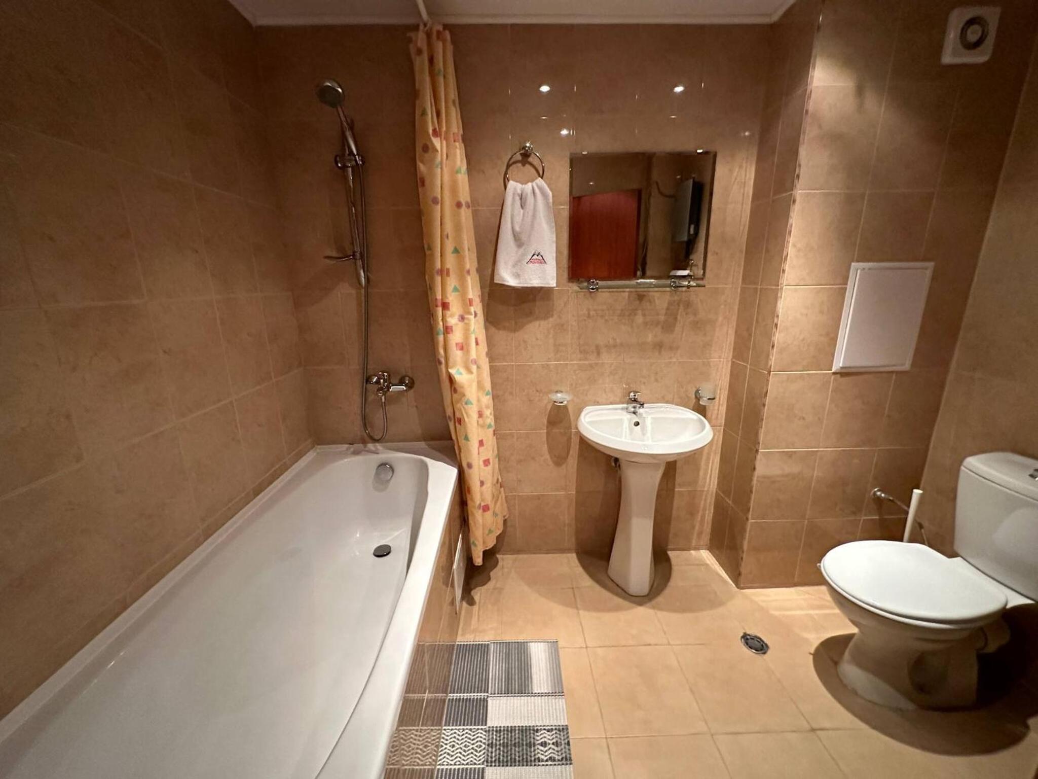 South Facing Bright Mountain View Penthouse - 2 balconies, 300mbps WIFI, washer