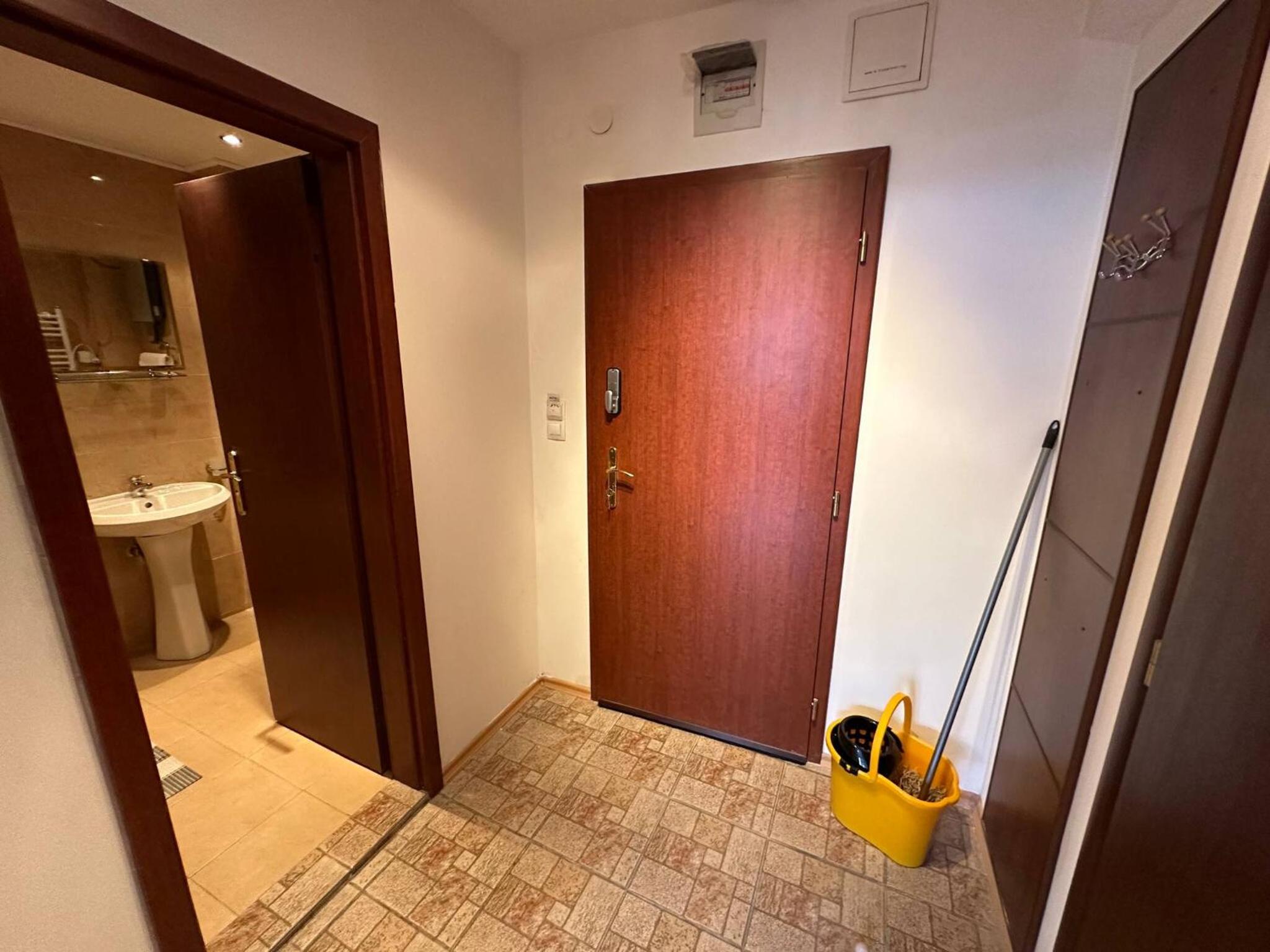 South Facing Bright Mountain View Penthouse - 2 balconies, 300mbps WIFI, washer