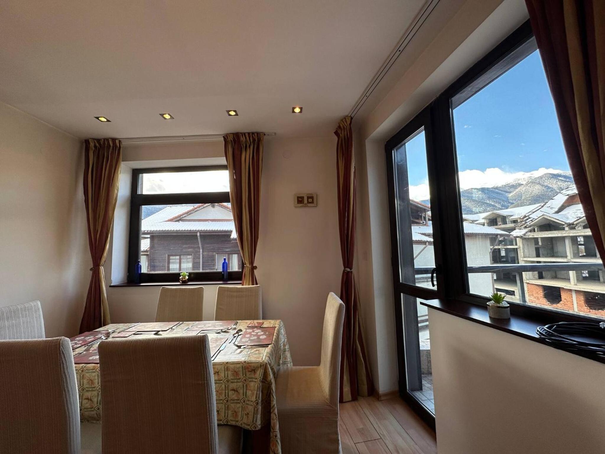 South Facing Bright Mountain View Penthouse - 2 balconies, 300mbps WIFI, washer