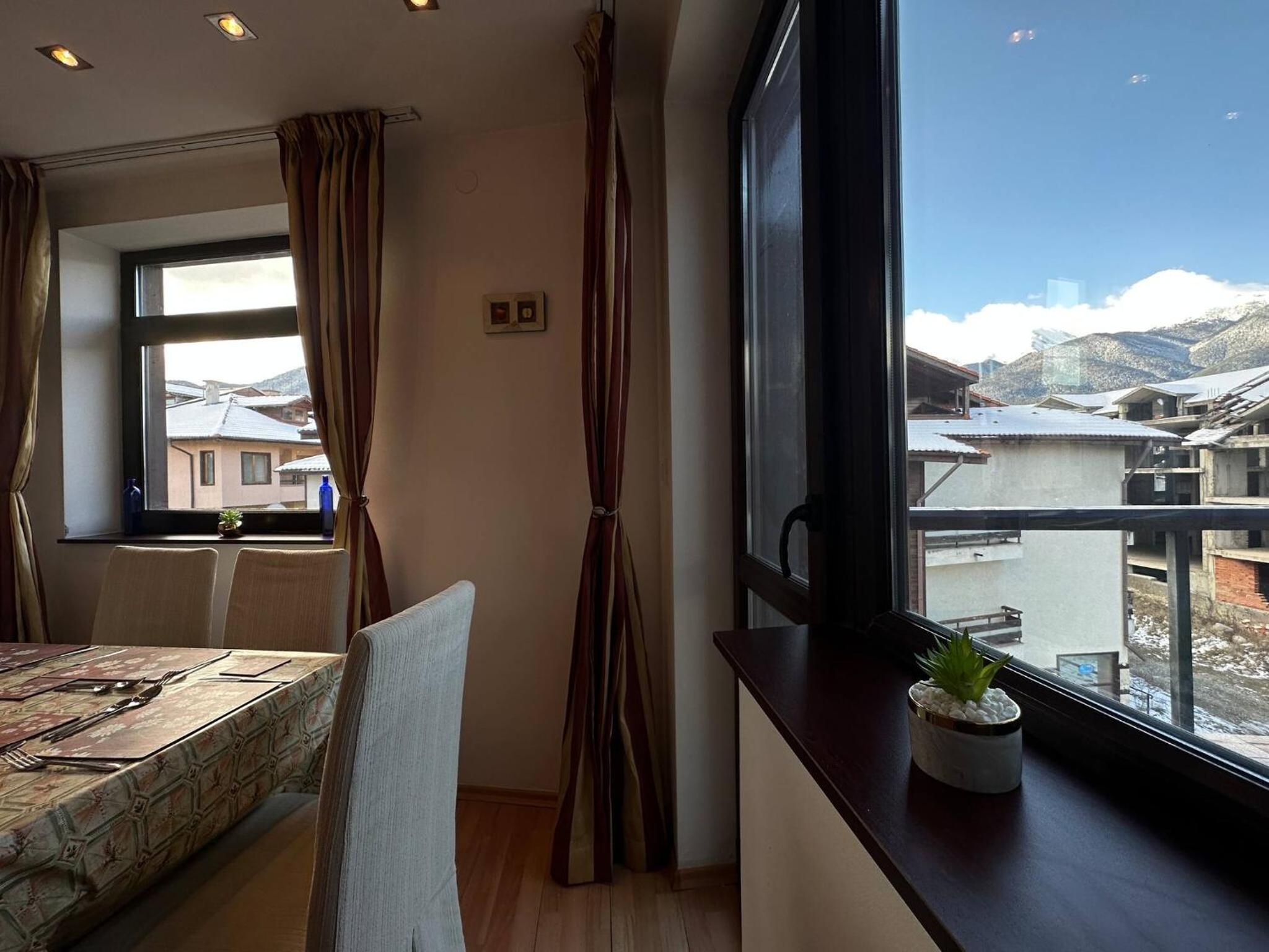 South Facing Bright Mountain View Penthouse - 2 balconies, 300mbps WIFI, washer