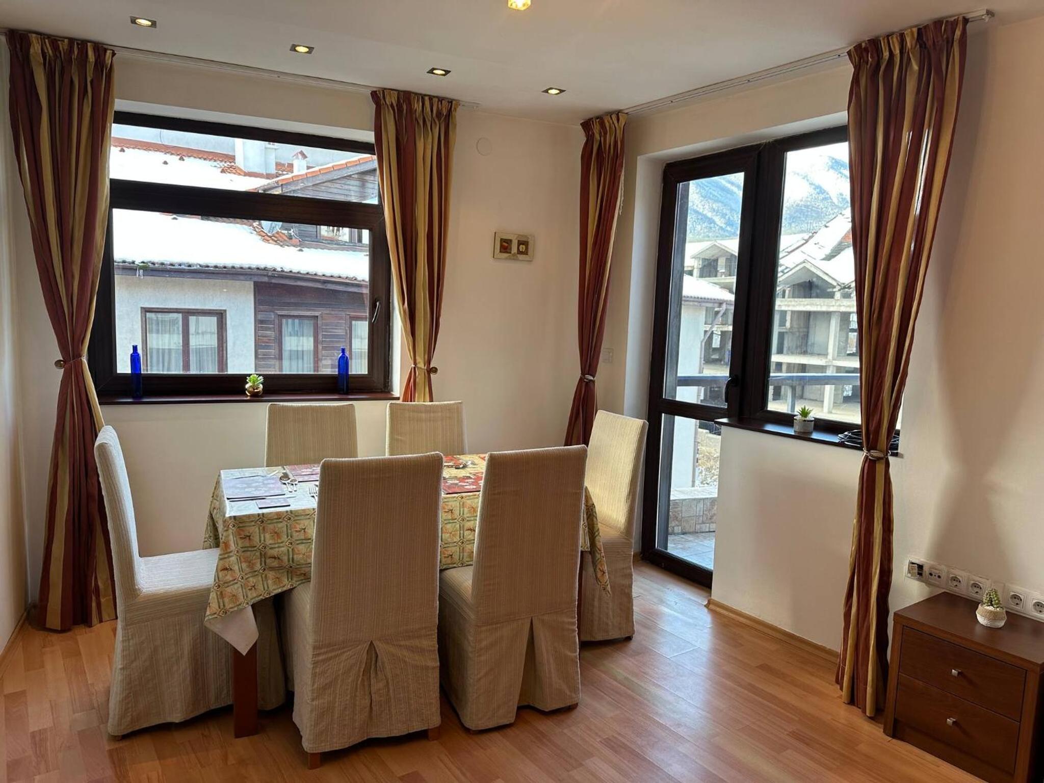 South Facing Bright Mountain View Penthouse - 2 balconies, 300mbps WIFI, washer