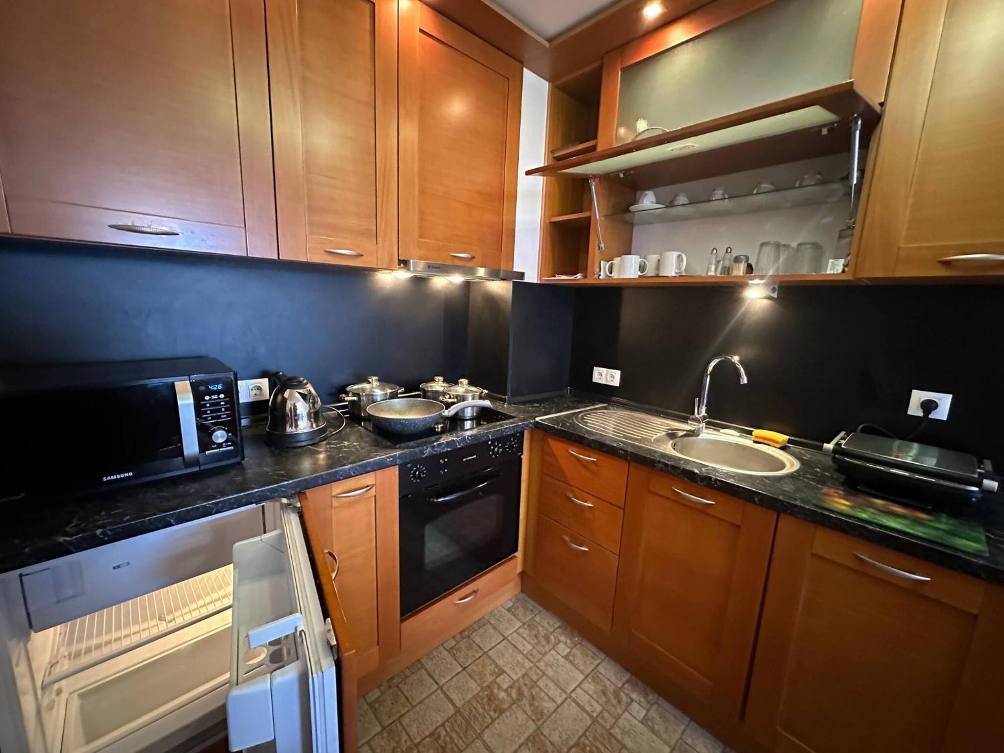 South Facing Bright Mountain View Penthouse - 2 balconies, 300mbps WIFI, washer
