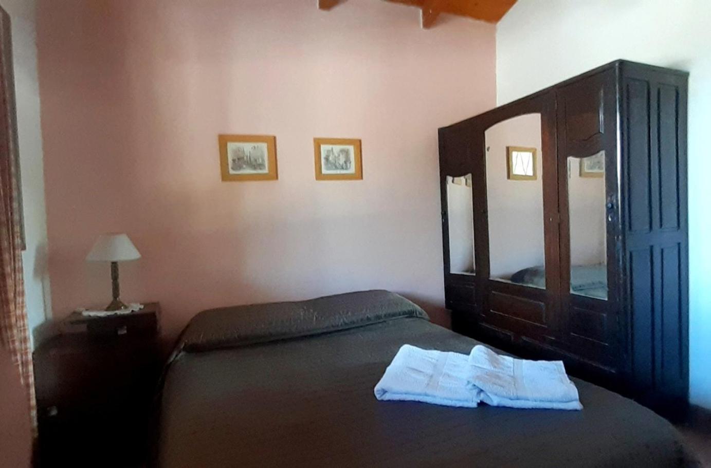 Casas HG-Desayuno sencillo entregado al check in-Pileta normal y climatizada en predio a 5 minutos en auto-Acepta mascotas bajo petición-Cochera para 1 aut