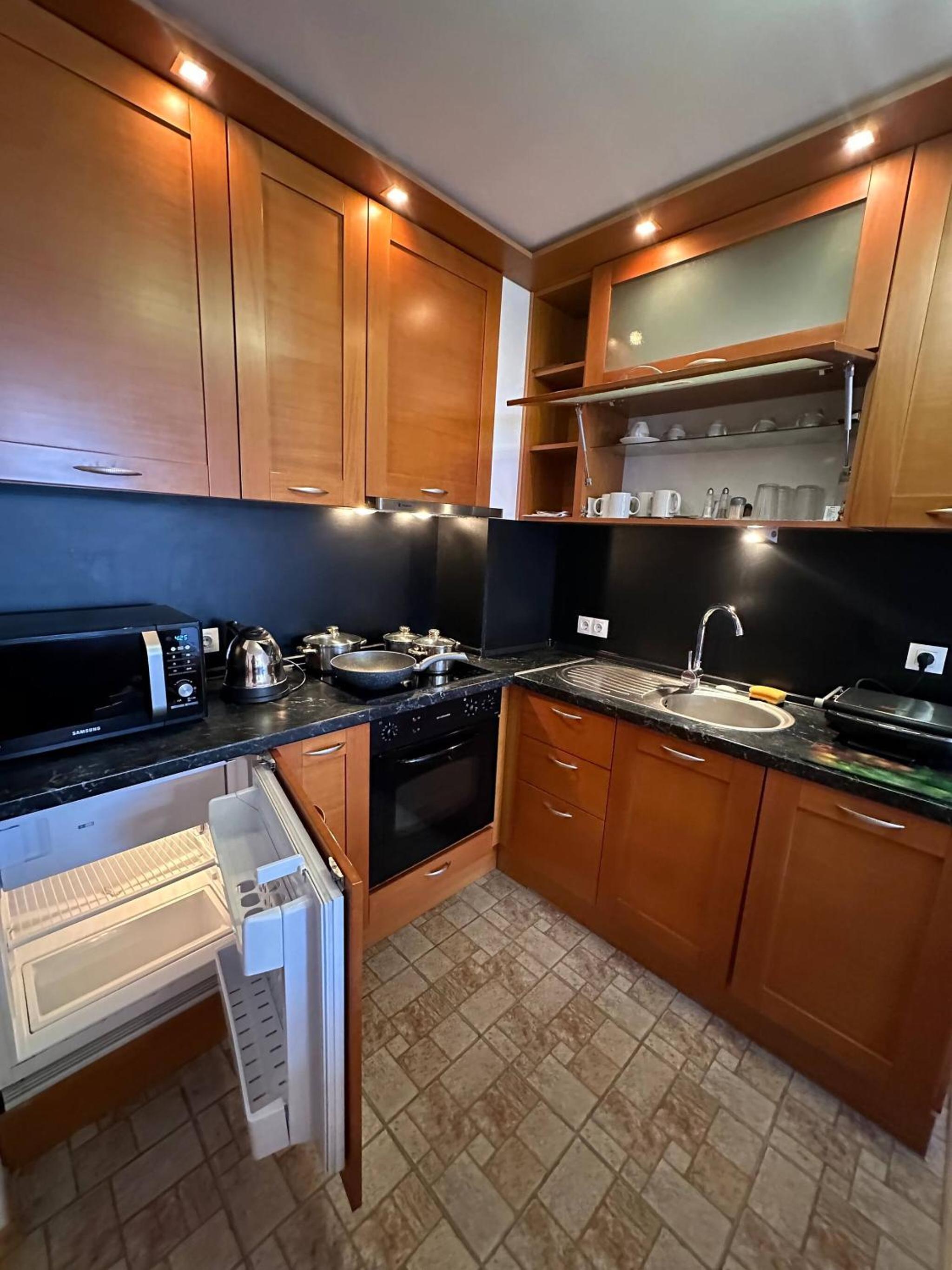 South Facing Bright Mountain View Penthouse - 2 balconies, 300mbps WIFI, washer