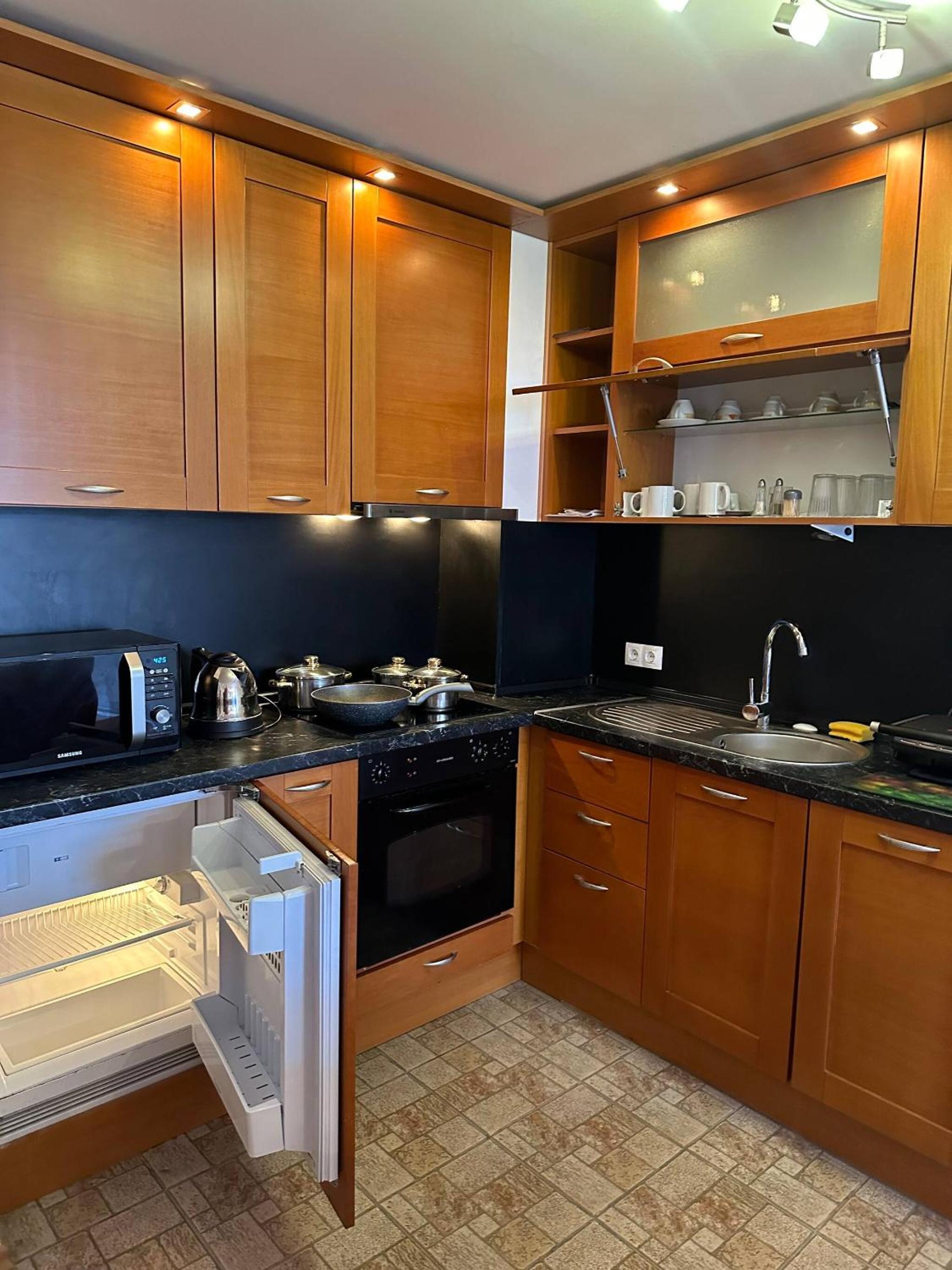 South Facing Bright Mountain View Penthouse - 2 balconies, 300mbps WIFI, washer